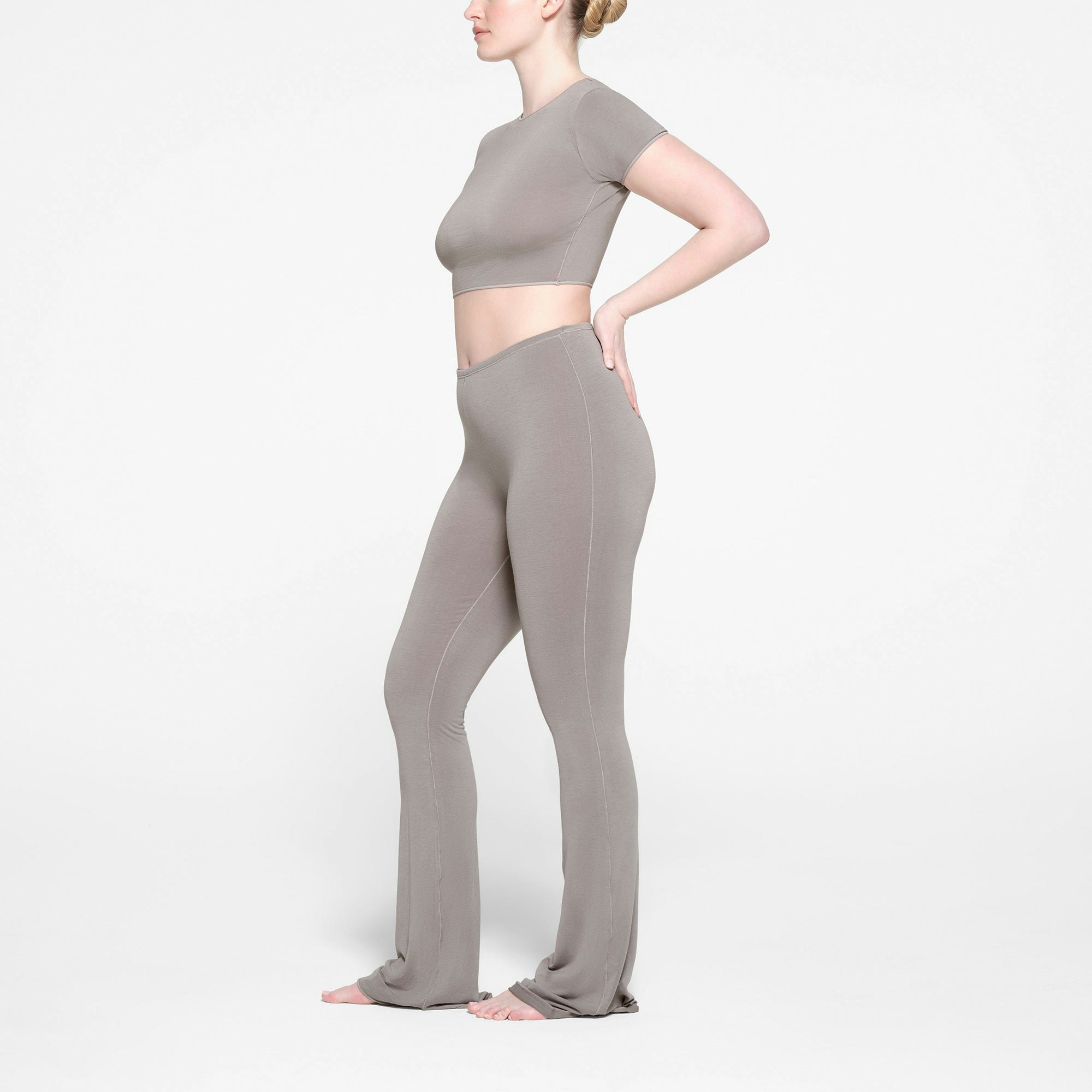 SEAMLESS MODAL CROPPED T-SHIRT | SMOKE ON A MODEL SIDE VIEW