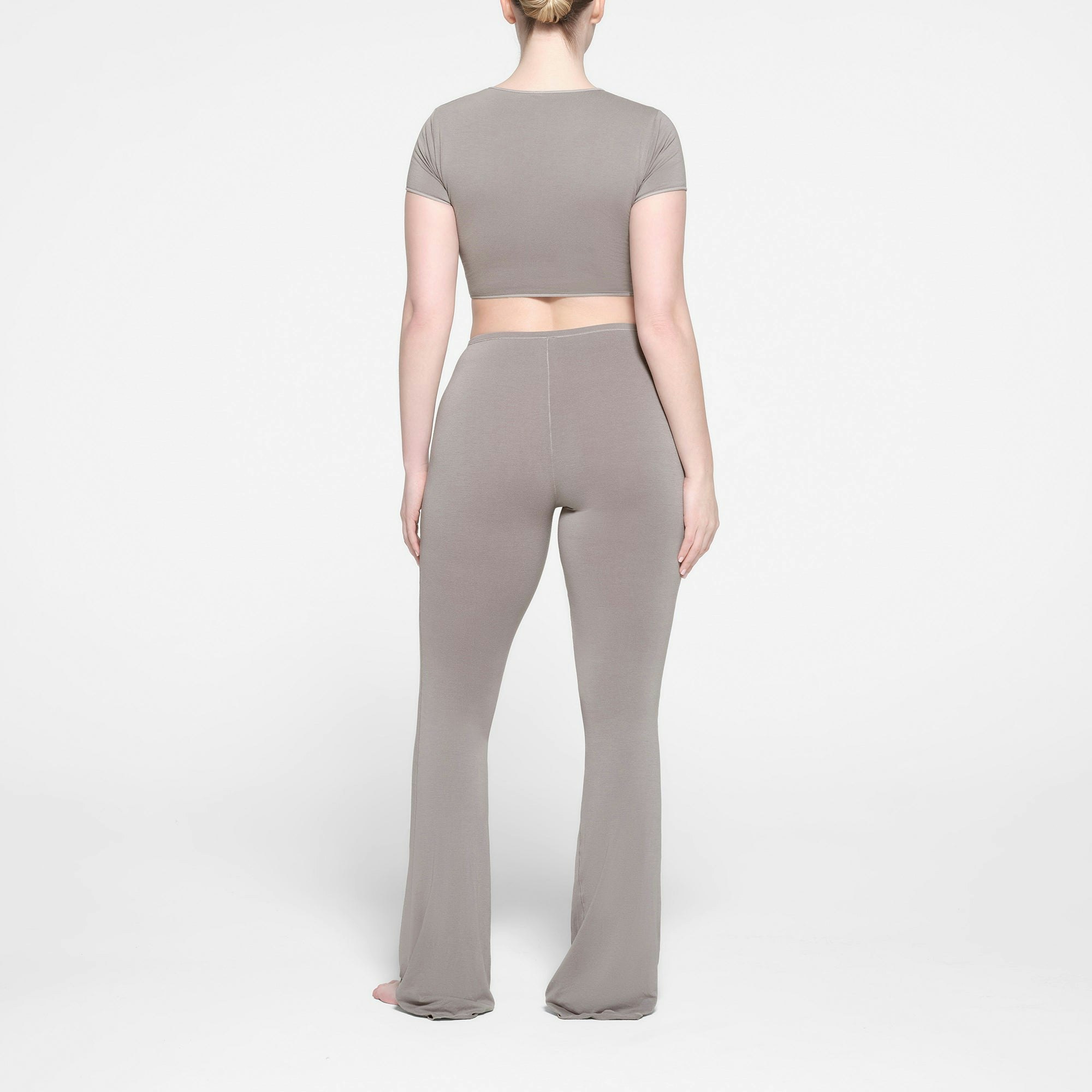 SEAMLESS MODAL CROPPED T-SHIRT | SMOKE ON A MODEL BACK VIEW