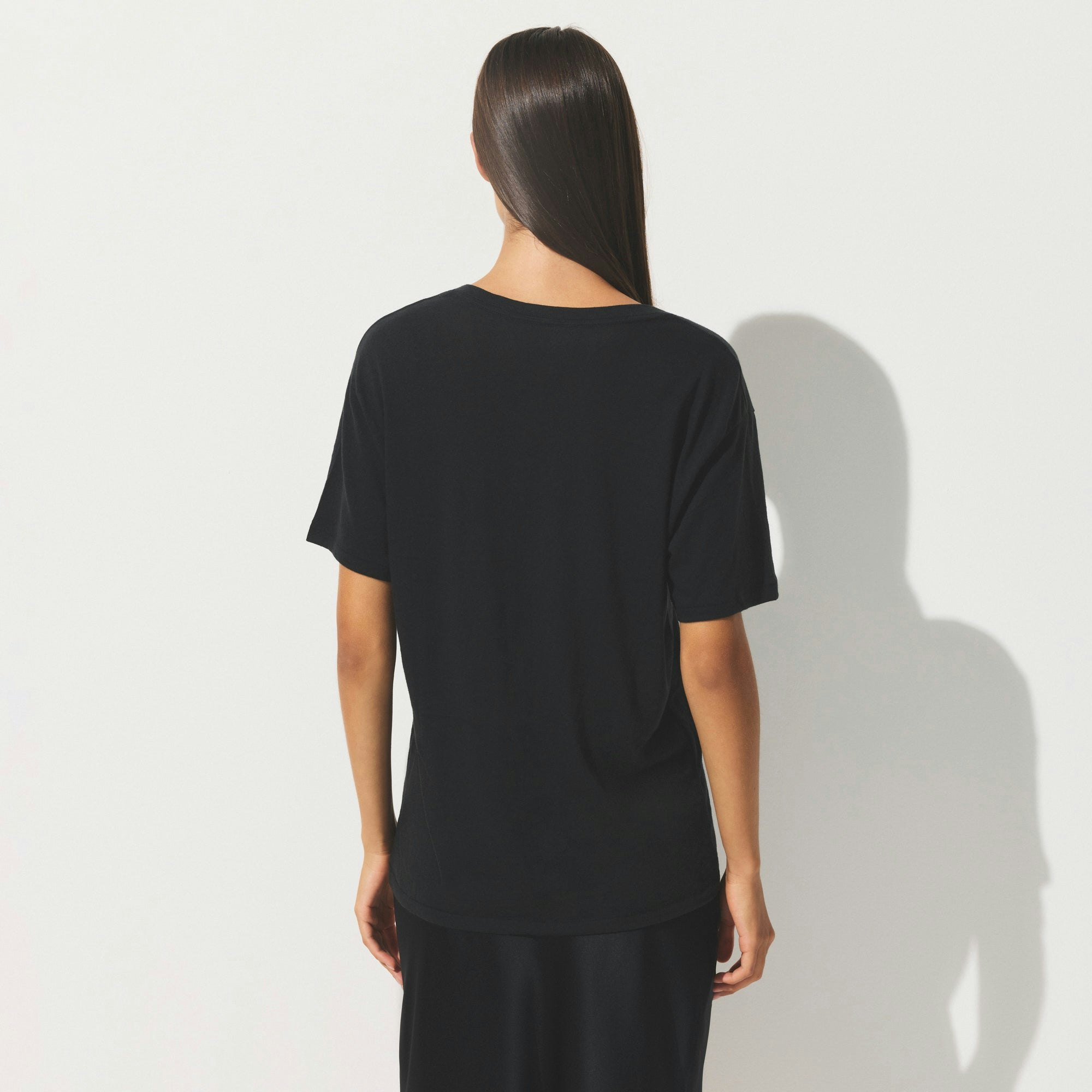 SHEER COTTON JERSEY V NECK T-SHIRT | SOOT ON A MODEL SIDE VIEW | FOCUS: 0.0, 1.0, 0.9