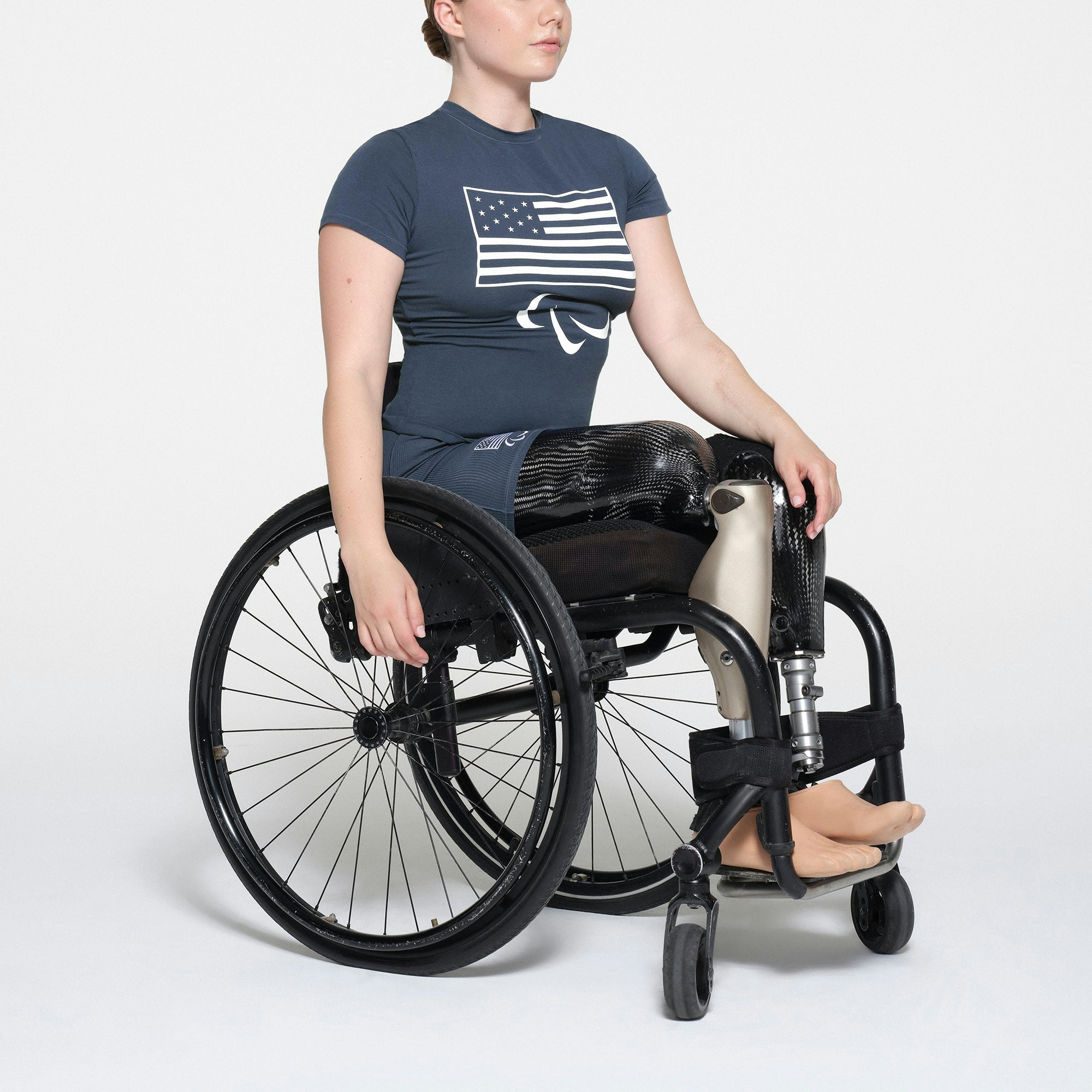 SKIMS FOR TEAM USA COTTON JERSEY PARALYMPIC T-SHIRT | NAVY ON A MODEL SIDE VIEW