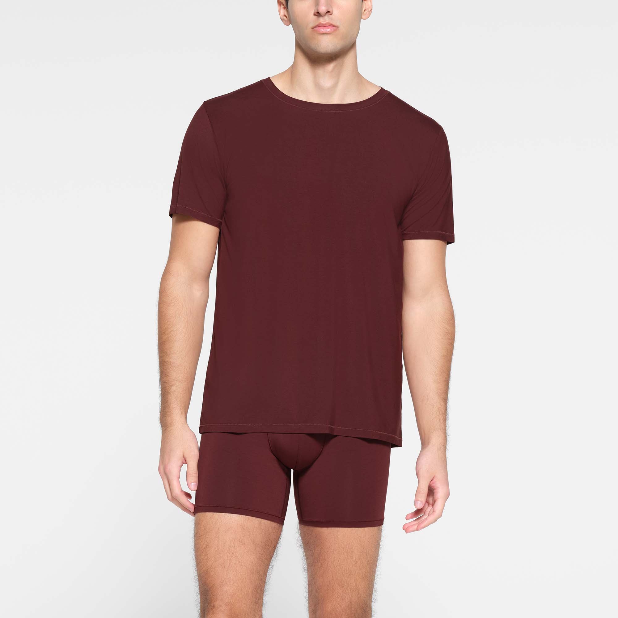 SKIMS STRETCH MENS SLIM T-SHIRT | OXBLOOD ON A MODEL FRONT VIEW