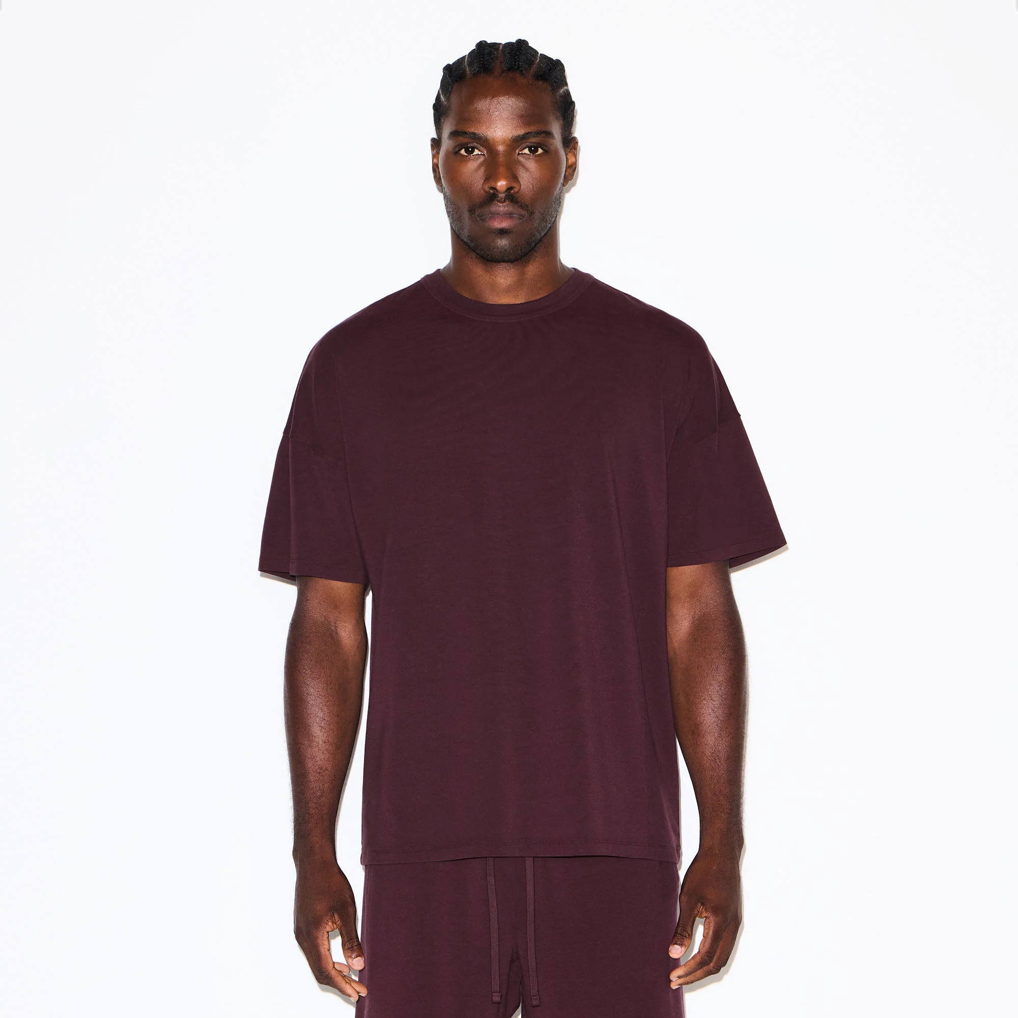 JERSEY LOUNGE MENS OVERSIZED T-SHIRT | CURRANT ON A MODEL SIDE VIEW @ | FOCUS: 0.0, 1.0, 0.9