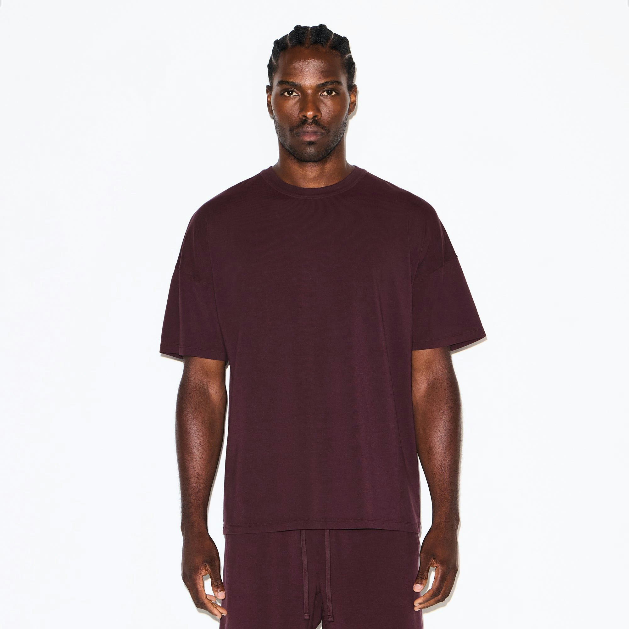 JERSEY LOUNGE MENS OVERSIZED T-SHIRT | CURRANT ON A MODEL SIDE VIEW @ | FOCUS: 0.0, 1.0, 0.9