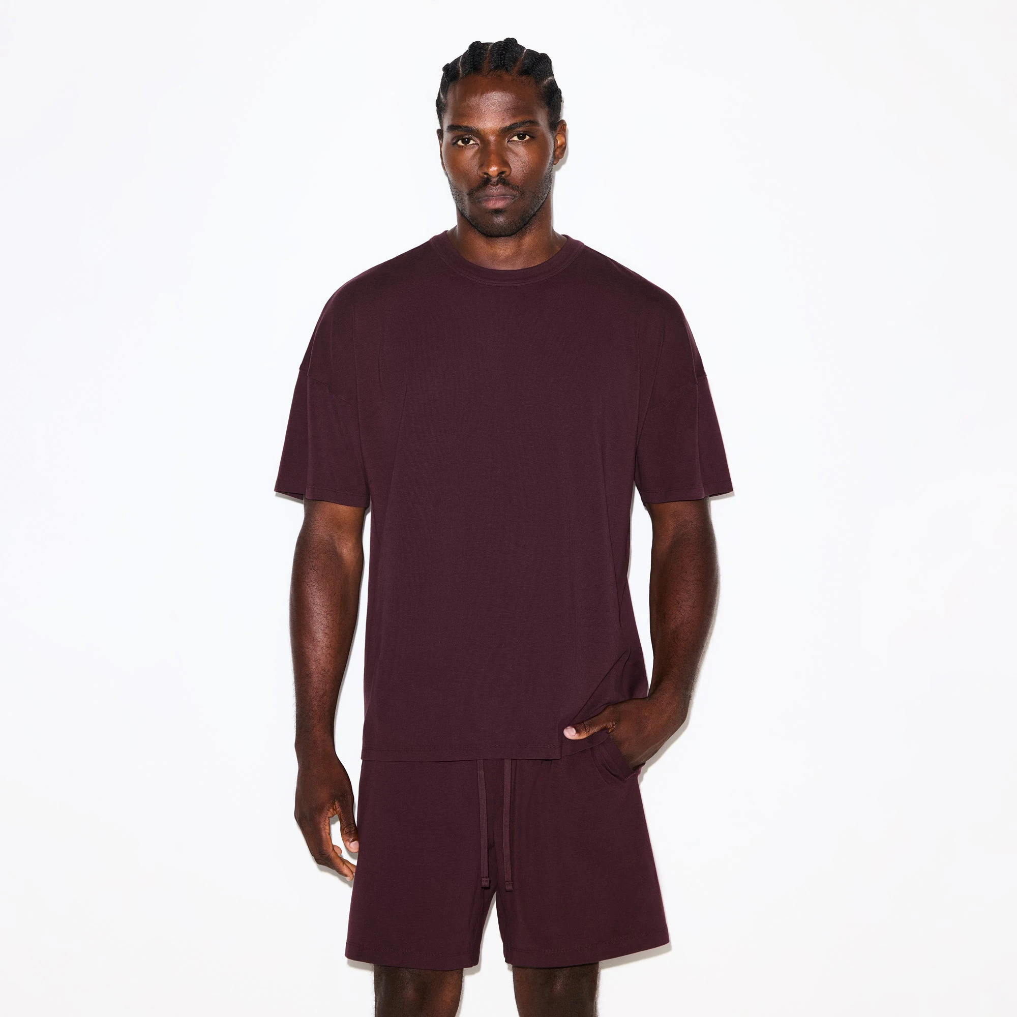 JERSEY LOUNGE MENS OVERSIZED T-SHIRT | CURRANT ON A MODEL SIDE VIEW @ | FOCUS: 0.0, 1.0, 0.9