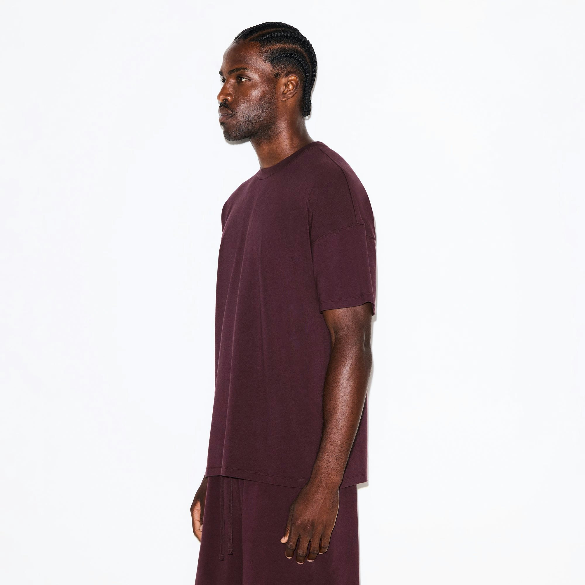 JERSEY LOUNGE MENS OVERSIZED T-SHIRT | CURRANT ON A MODEL SIDE VIEW @ | FOCUS: 0.0, 1.0, 0.9