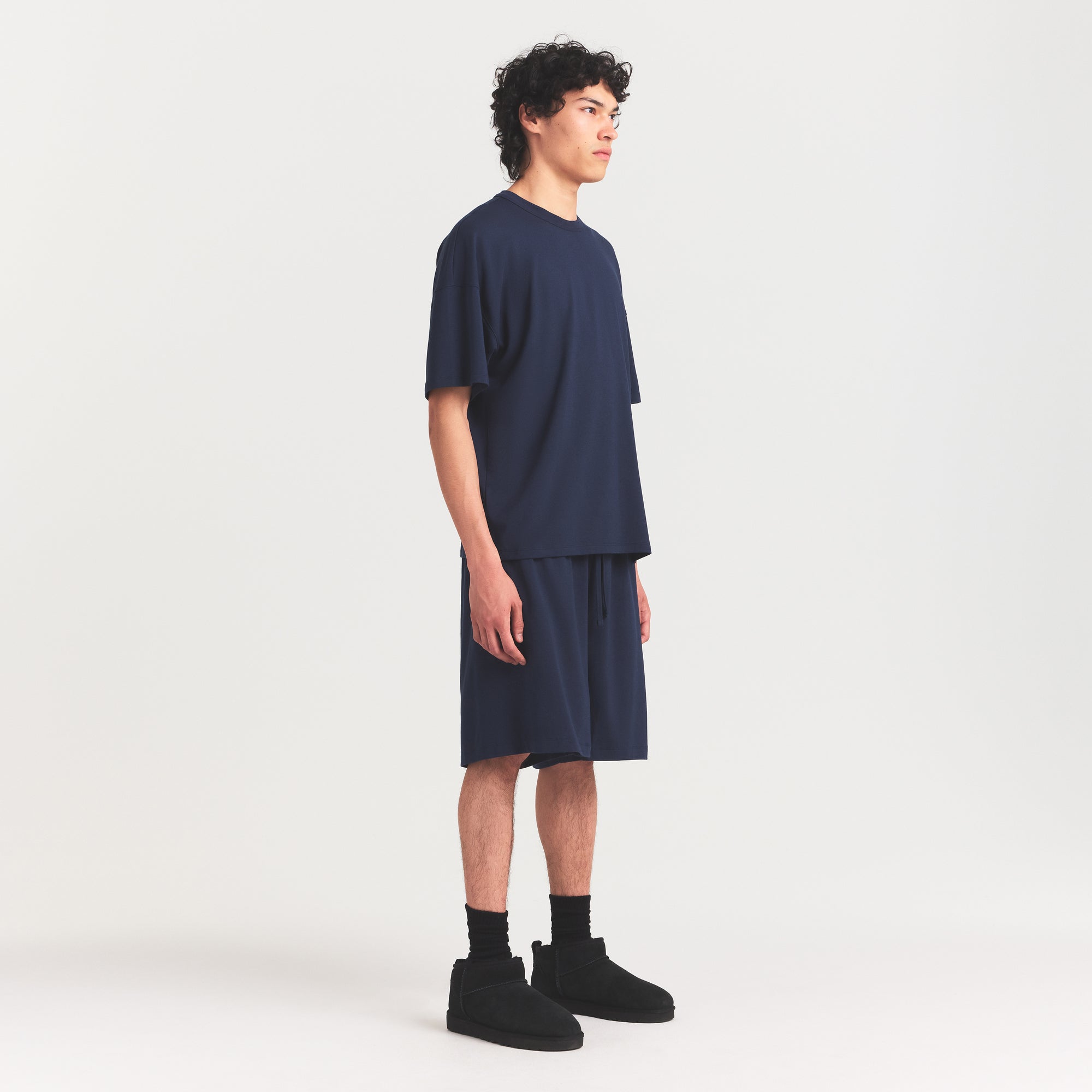 JERSEY LOUNGE MENS OVERSIZED T-SHIRT | NAVY ON A MODEL FRONT VIEW @ | FOCUS: 0.0, 1.0, 0.9