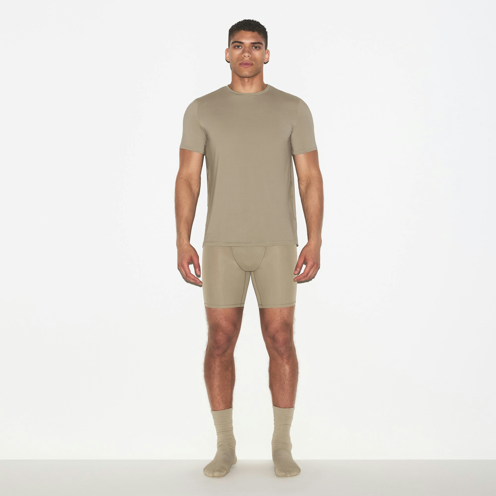 SKIMS FLEX MENS T-SHIRT | DUNE ON A MODEL FRONT VIEW @ | FOCUS: 0.0, 1.0, 0.9