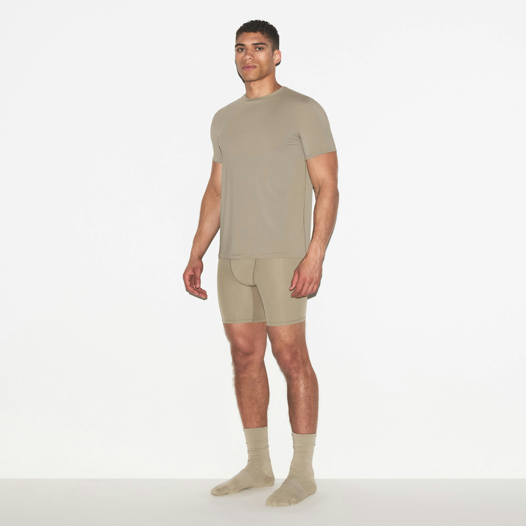 SKIMS FLEX MENS T-SHIRT | DUNE ON A MODEL FRONT VIEW @ | FOCUS: 0.0, 1.0, 0.9
