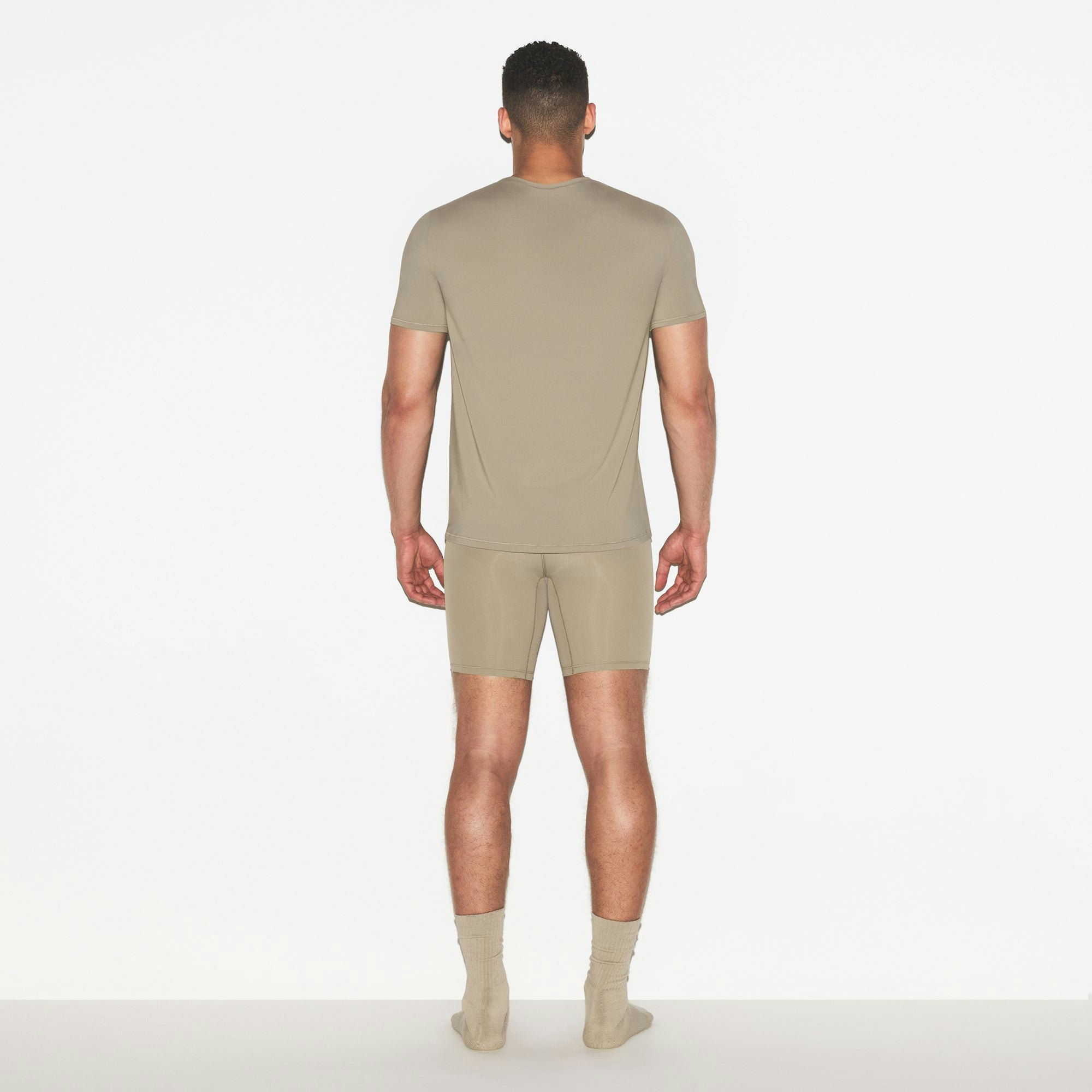 SKIMS FLEX MENS T-SHIRT | DUNE ON A MODEL FRONT VIEW @ | FOCUS: 0.0, 1.0, 0.9