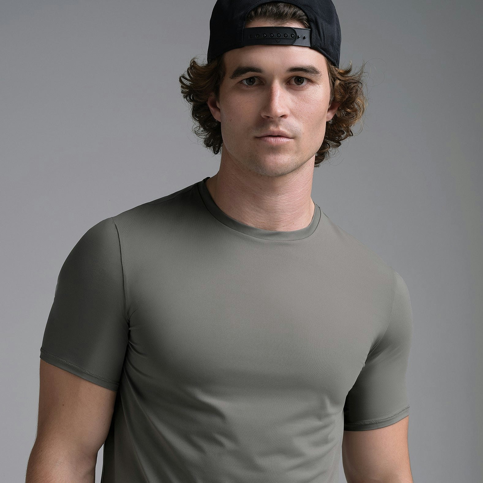 SKIMS SPORT MENS T-SHIRT | GUNMETAL ON A MODEL SIDE VIEW | FOCUS: 0.0, 1.0, 0.9
