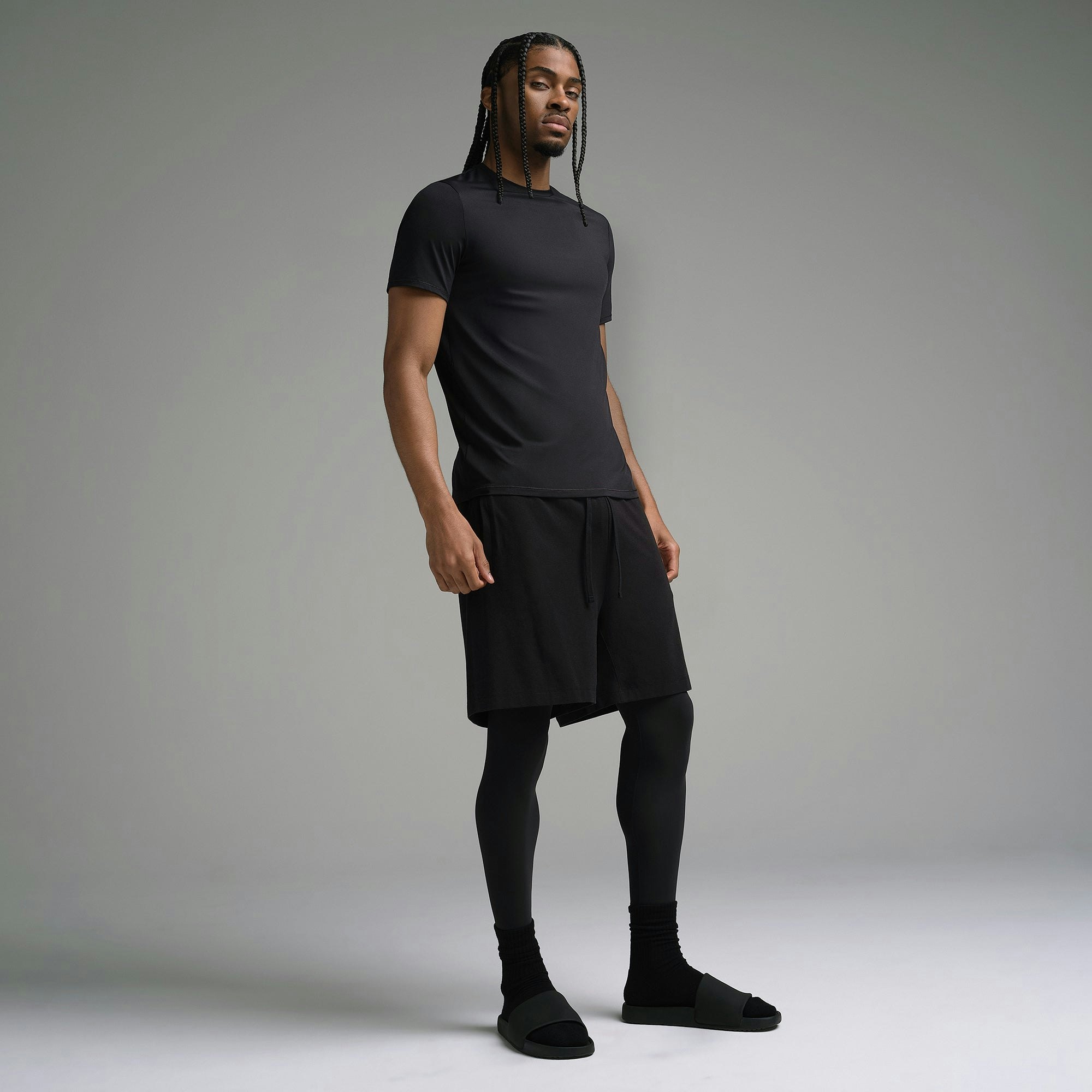 SKIMS SPORT MENS T-SHIRT | OBSIDIAN ON A MODEL SIDE VIEW | FOCUS: 0.0, 1.0, 0.9