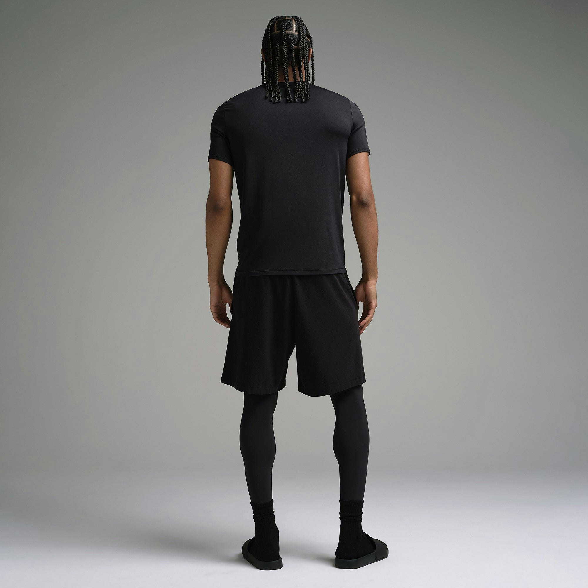 SKIMS SPORT MENS T-SHIRT | OBSIDIAN ON A MODEL SIDE VIEW | FOCUS: 0.0, 1.0, 0.9