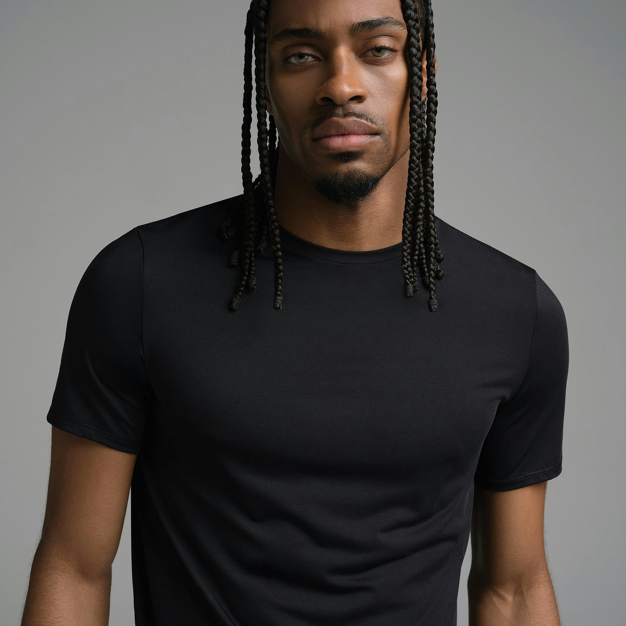 SKIMS SPORT MENS T-SHIRT | OBSIDIAN ON A MODEL SIDE VIEW | FOCUS: 0.0, 1.0, 0.9