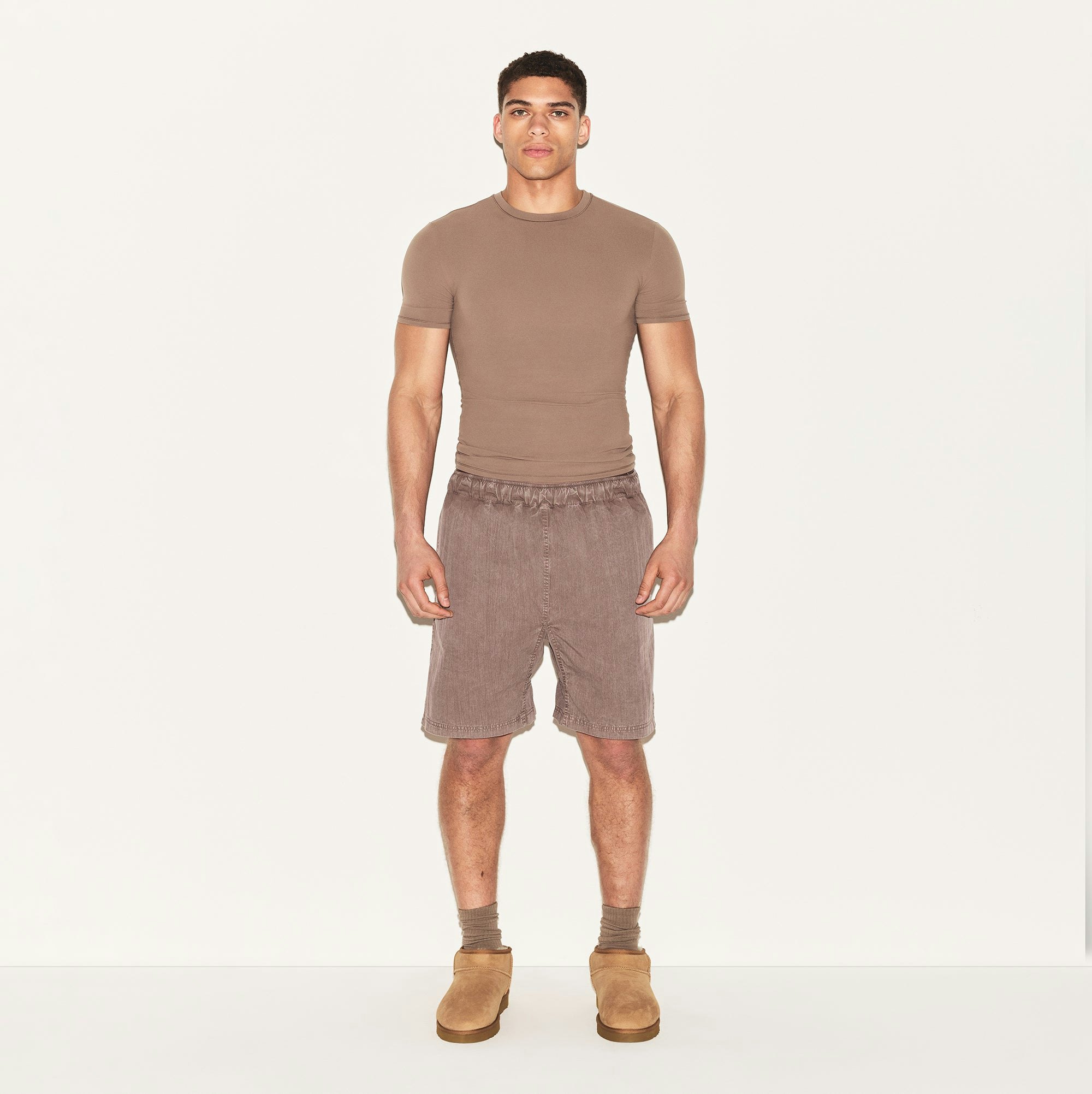 FITS EVERYBODY MENS SLIM T-SHIRT | UMBER ON A MODEL FRONT VIEW | FOCUS: 0.0, 1.0, 0.9