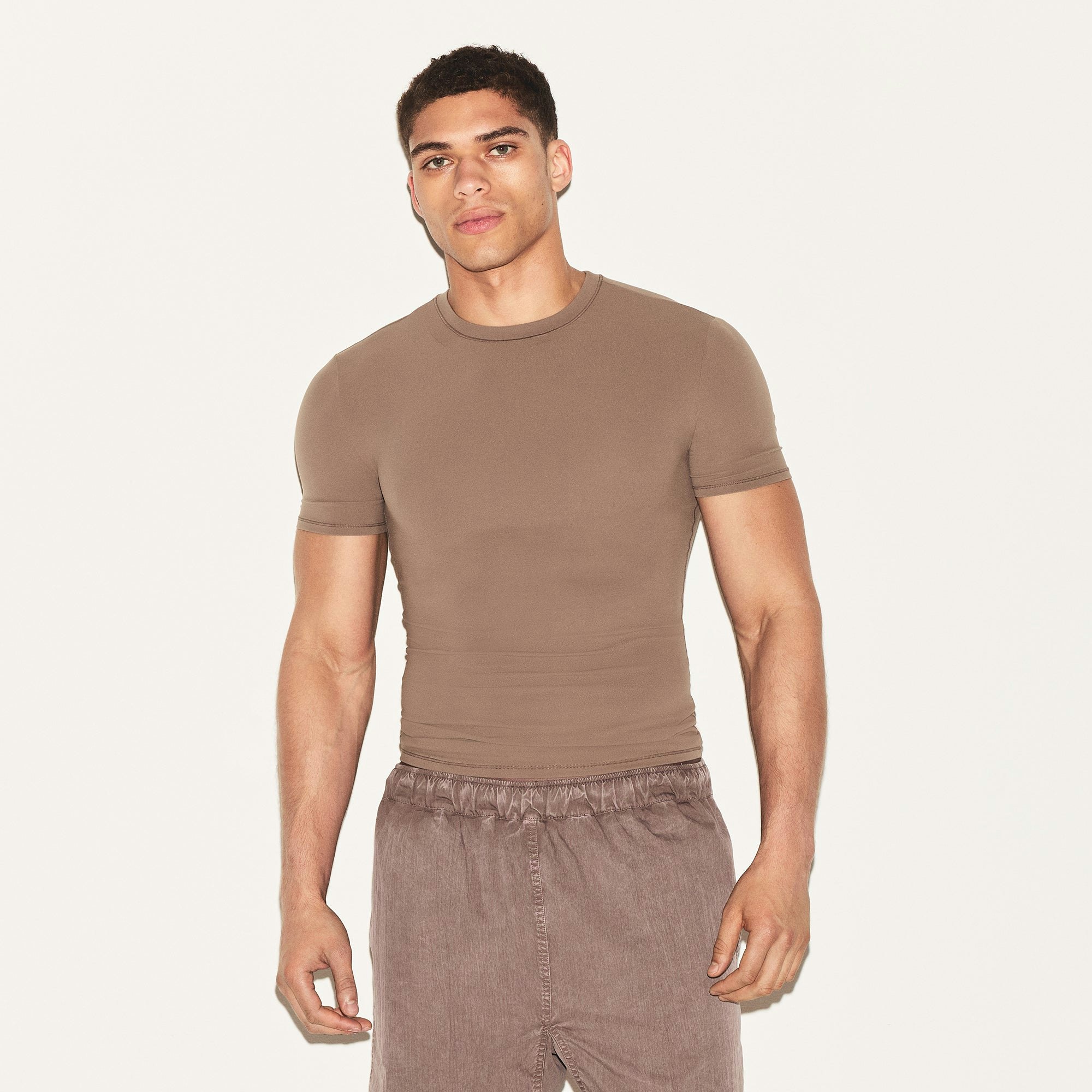 FITS EVERYBODY MENS SLIM T-SHIRT | UMBER ON A MODEL FRONT VIEW | FOCUS: 0.0, 1.0, 0.9