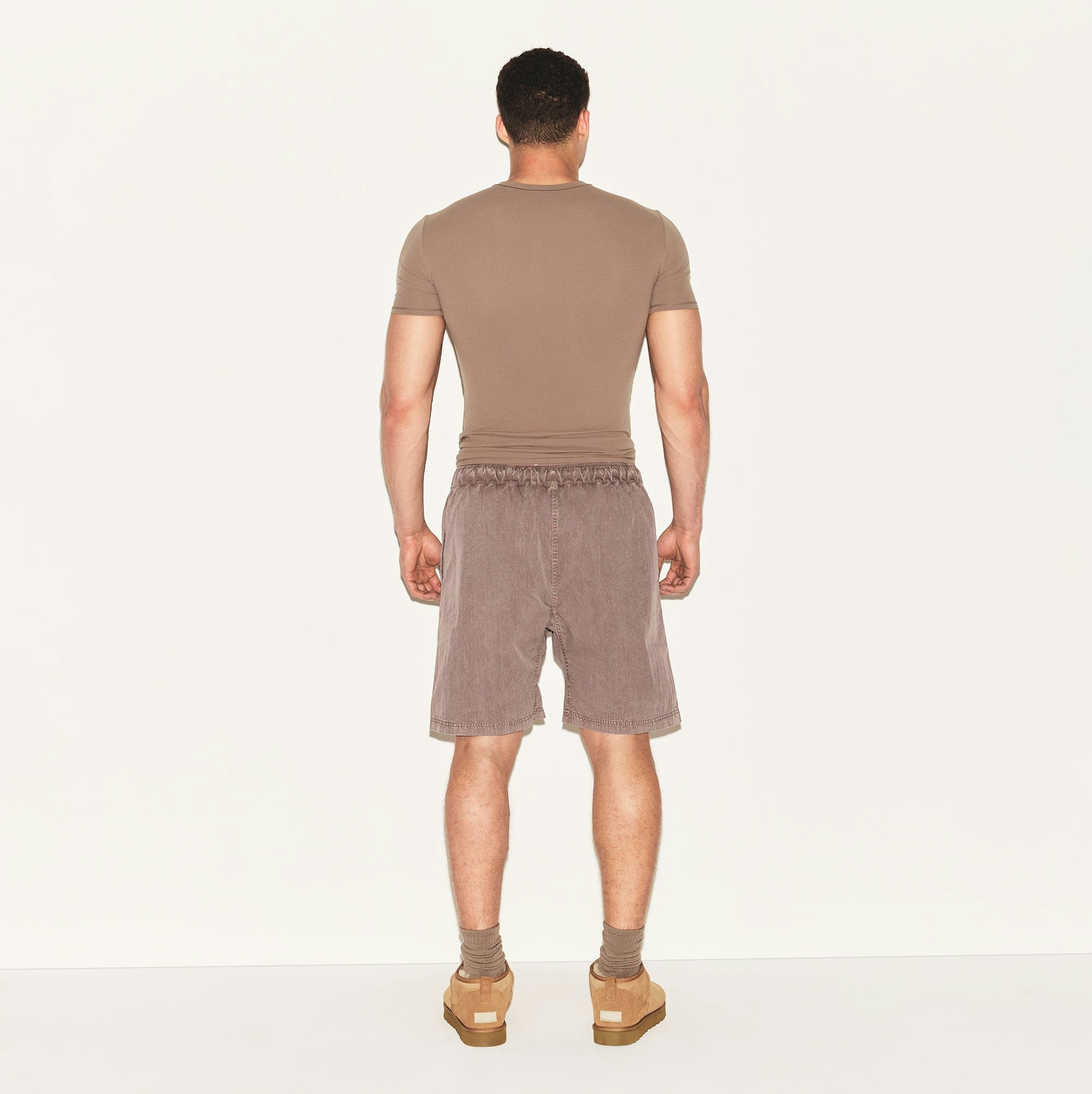 FITS EVERYBODY MENS SLIM T-SHIRT | UMBER ON A MODEL BACK VIEW | FOCUS: 0.0, 1.0, 0.9