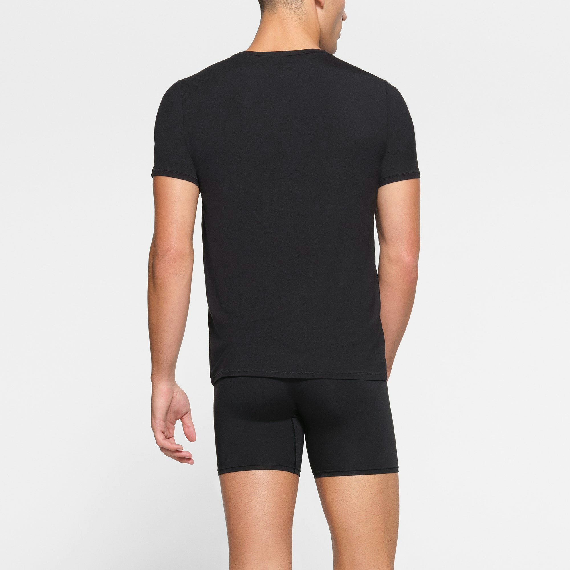 SKIMS STRETCH MENS T-SHIRT 3-PACK ON A MODEL BACK VIEW