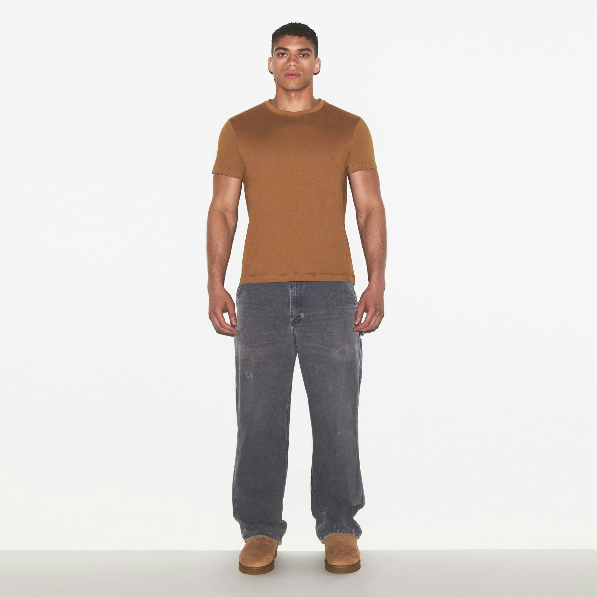 SKIMS COTTON MENS CLASSIC T-SHIRT | RUSSET ON A MODEL FRONT VIEW @ | FOCUS: 0.0, 1.0, 0.9