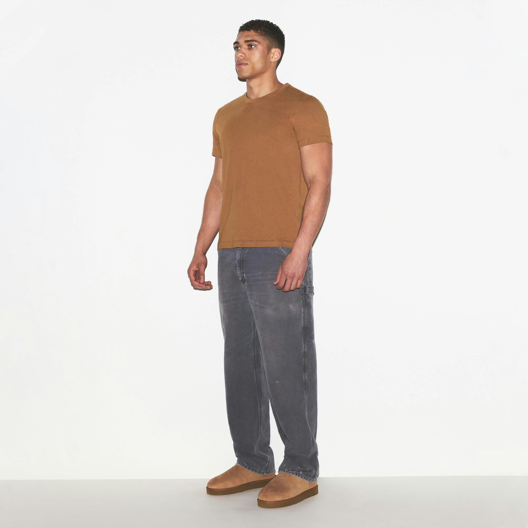 SKIMS COTTON MENS CLASSIC T-SHIRT | RUSSET ON A MODEL FRONT VIEW @ | FOCUS: 0.0, 1.0, 0.9