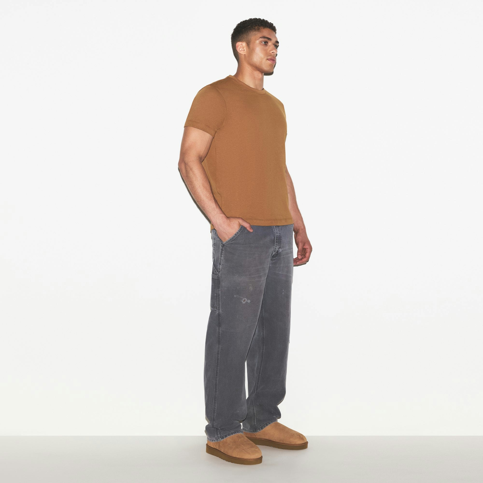 SKIMS COTTON MENS CLASSIC T-SHIRT | RUSSET ON A MODEL FRONT VIEW @ | FOCUS: 0.0, 1.0, 0.9