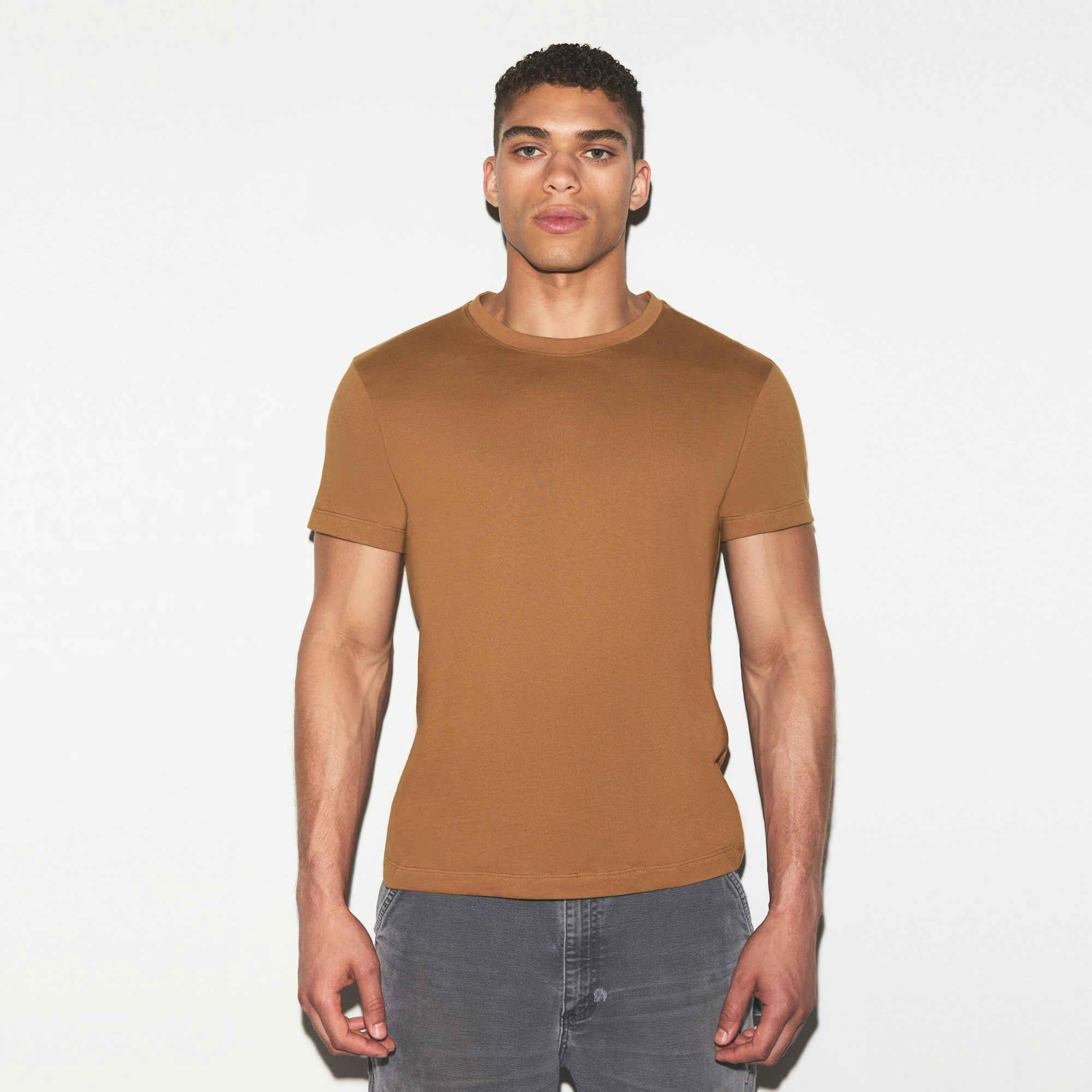 SKIMS COTTON MENS CLASSIC T-SHIRT | RUSSET ON A MODEL SIDE VIEW @ | FOCUS: 0.0, 1.0, 0.9