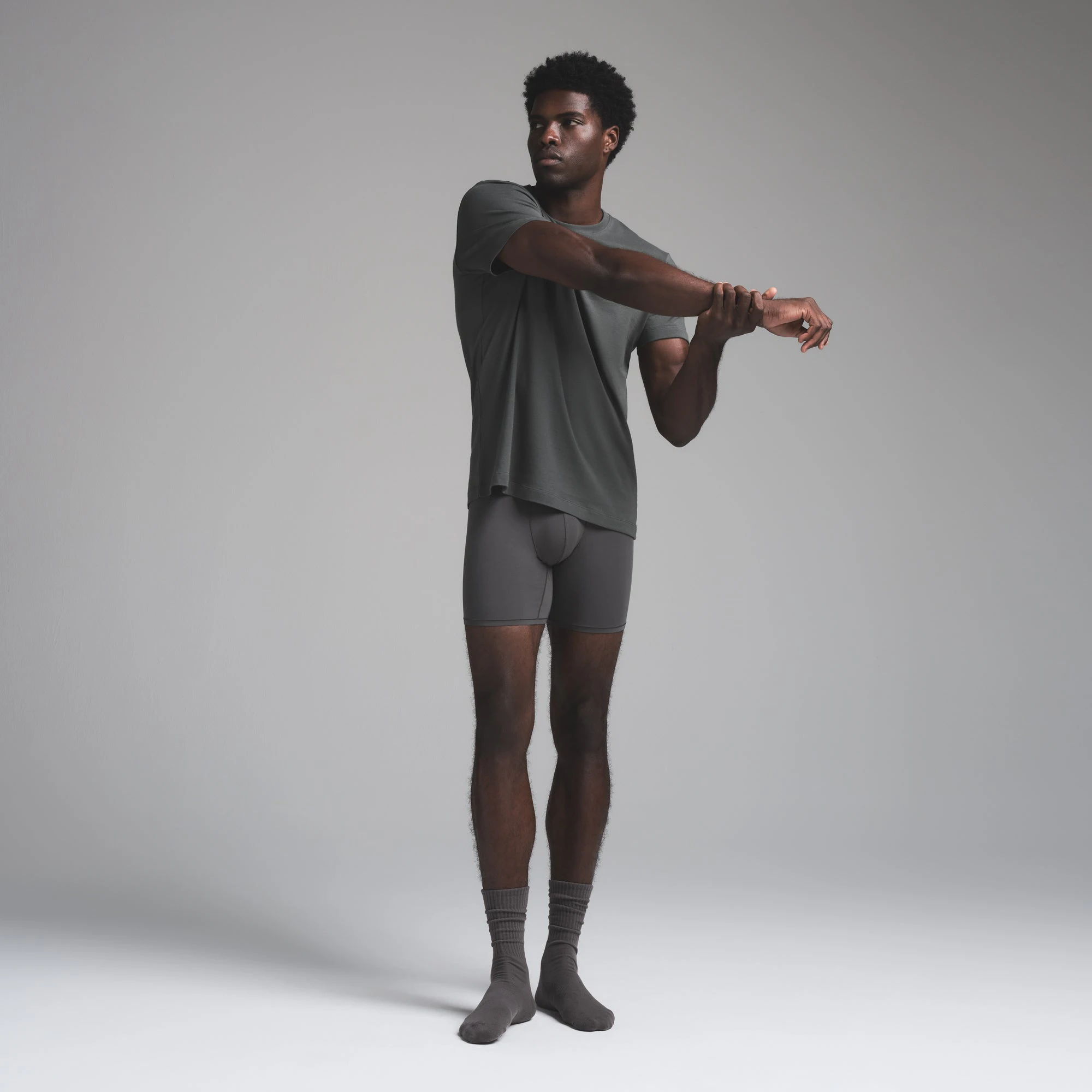 SKIMS COTTON MENS CLASSIC T-SHIRT | DEEP SEA ON A MODEL FRONT VIEW | FOCUS: 0.0, 1.0, 0.9