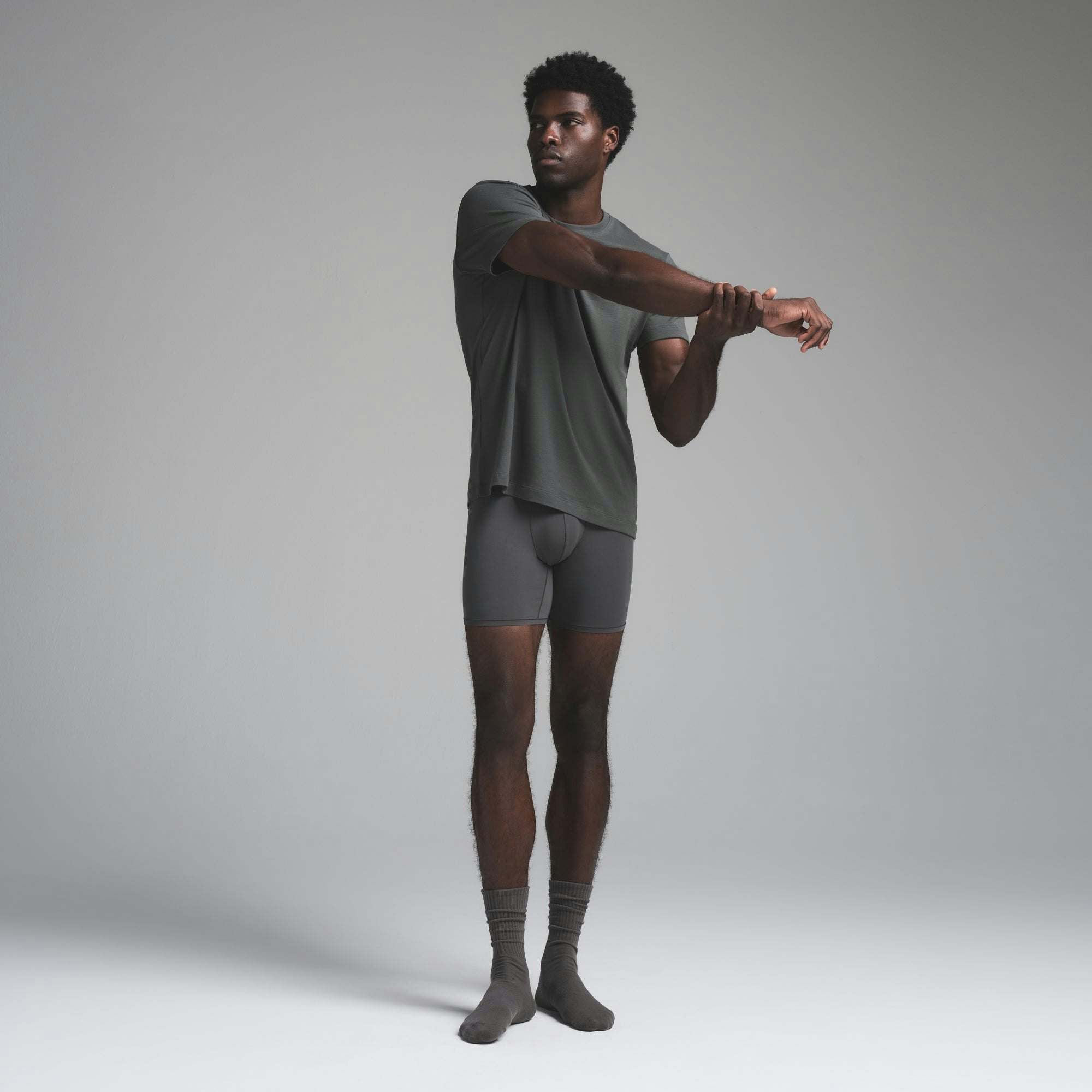 SKIMS COTTON MENS CLASSIC T-SHIRT | DEEP SEA ON A MODEL FRONT VIEW | FOCUS: 0.0, 1.0, 0.9