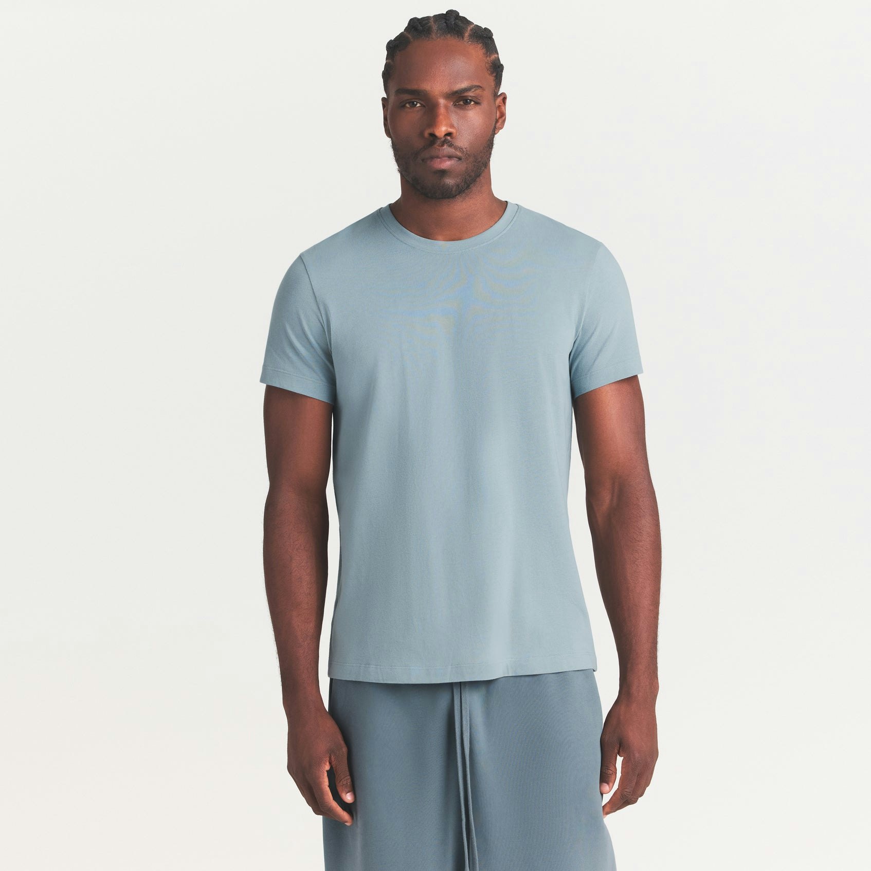 SKIMS COTTON MENS CLASSIC T-SHIRT | SKY ON A MODEL SIDE VIEW @ | FOCUS: 0.0, 1.0, 0.9