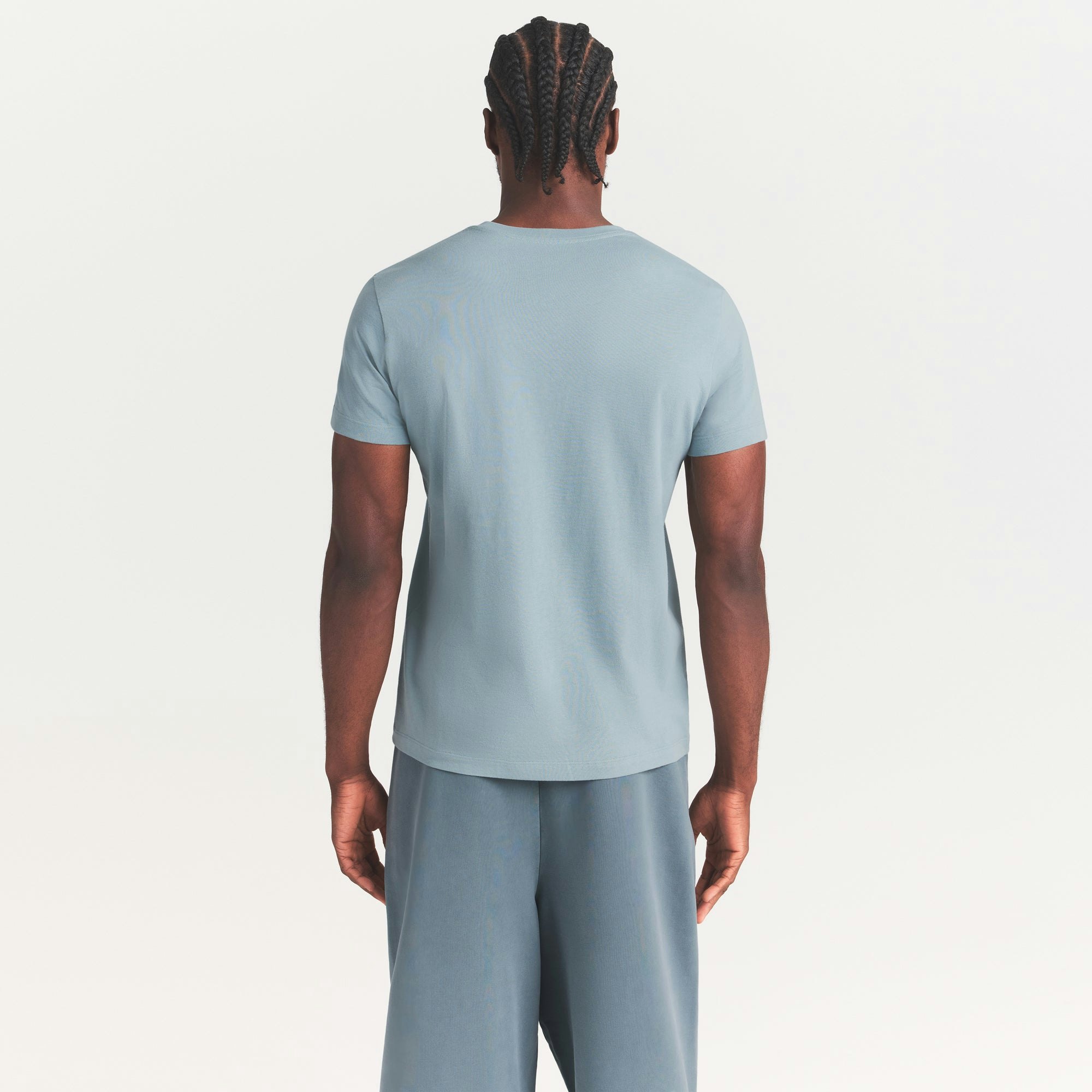 SKIMS COTTON MENS CLASSIC T-SHIRT | SKY ON A MODEL SIDE VIEW @ | FOCUS: 0.0, 1.0, 0.9