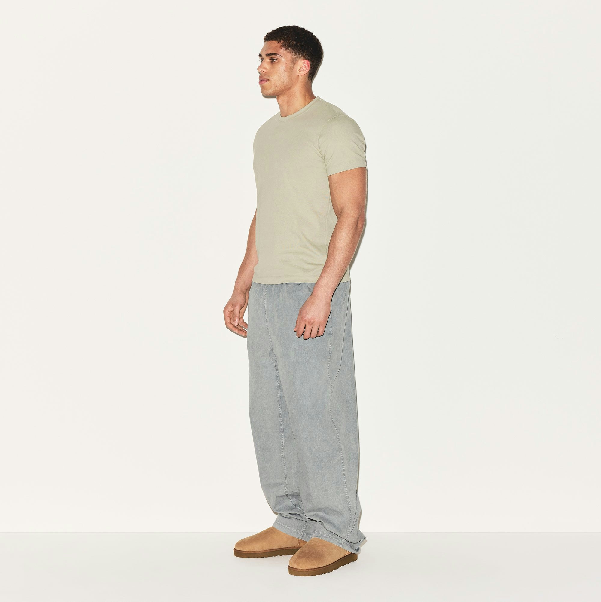 SKIMS COTTON MENS CLASSIC T-SHIRT | TALC ON A MODEL SIDE VIEW | FOCUS: 0.0, 1.0, 0.9