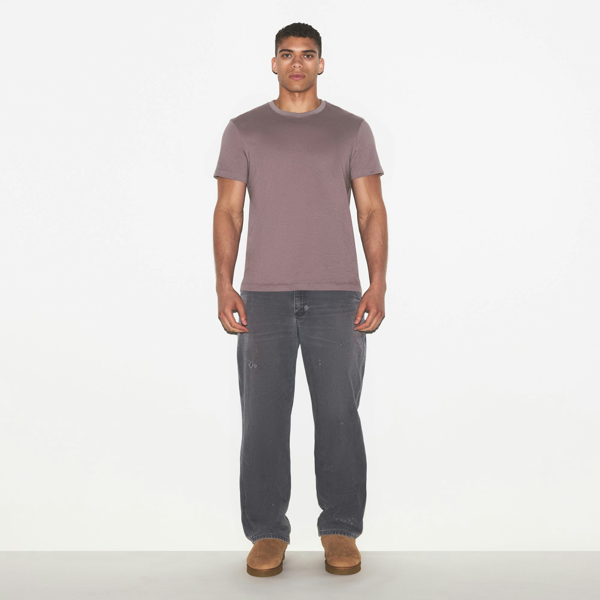 SKIMS COTTON MENS CLASSIC T-SHIRT | ZINC ON A MODEL FRONT VIEW @ | FOCUS: 0.0, 1.0, 0.9