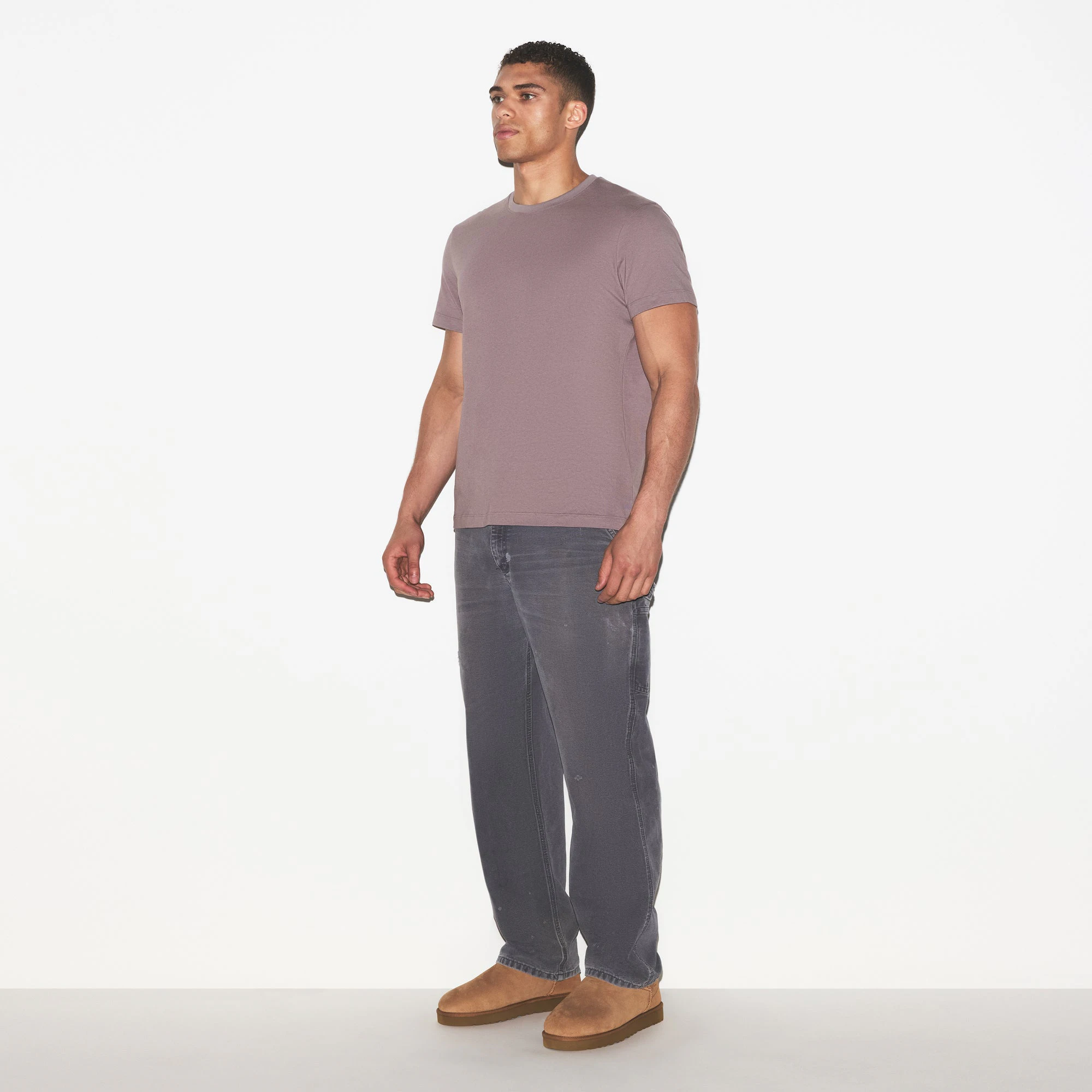 SKIMS COTTON MENS CLASSIC T-SHIRT | ZINC ON A MODEL FRONT VIEW @ | FOCUS: 0.0, 1.0, 0.9