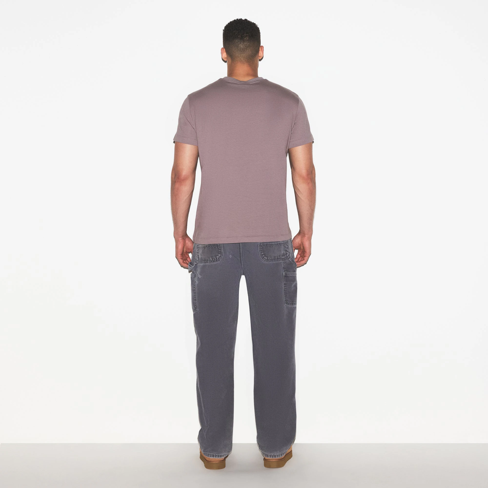 SKIMS COTTON MENS CLASSIC T-SHIRT | ZINC ON A MODEL FRONT VIEW @ | FOCUS: 0.0, 1.0, 0.9