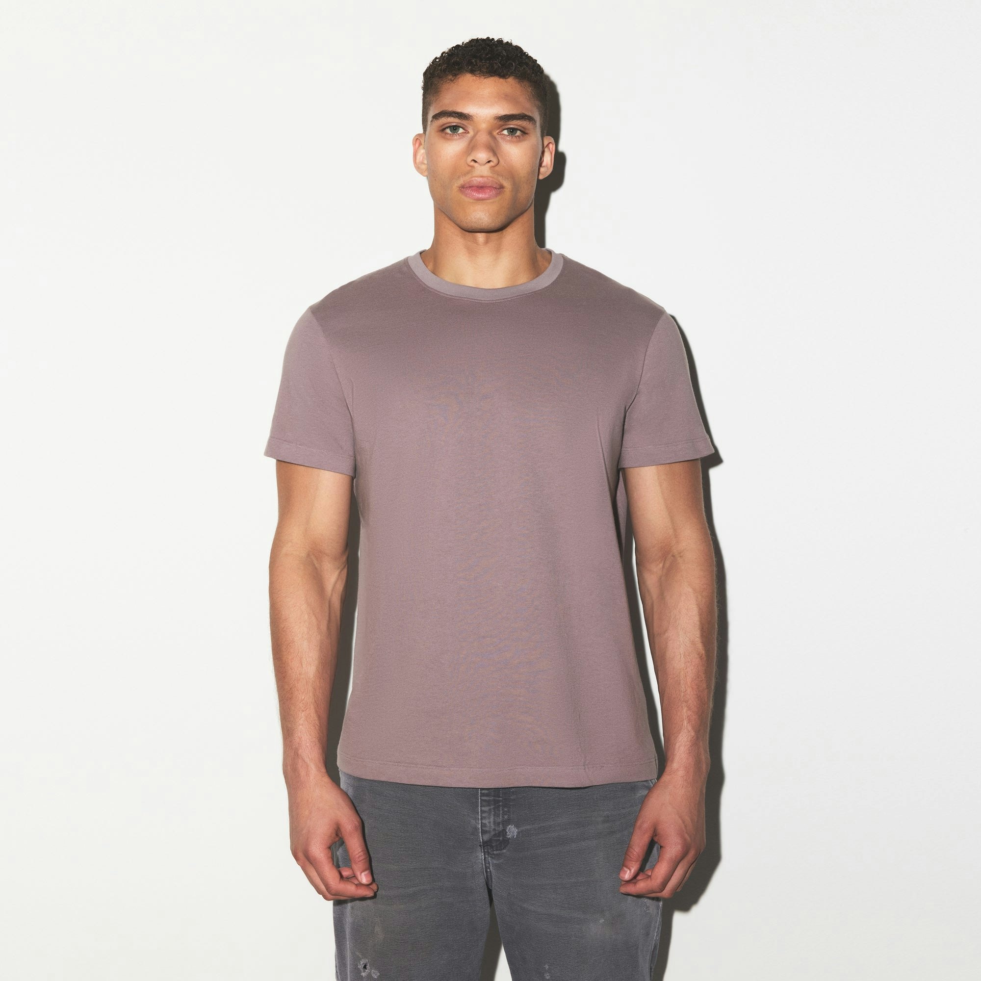 SKIMS COTTON MENS CLASSIC T-SHIRT | ZINC ON A MODEL SIDE VIEW @ | FOCUS: 0.0, 1.0, 0.9