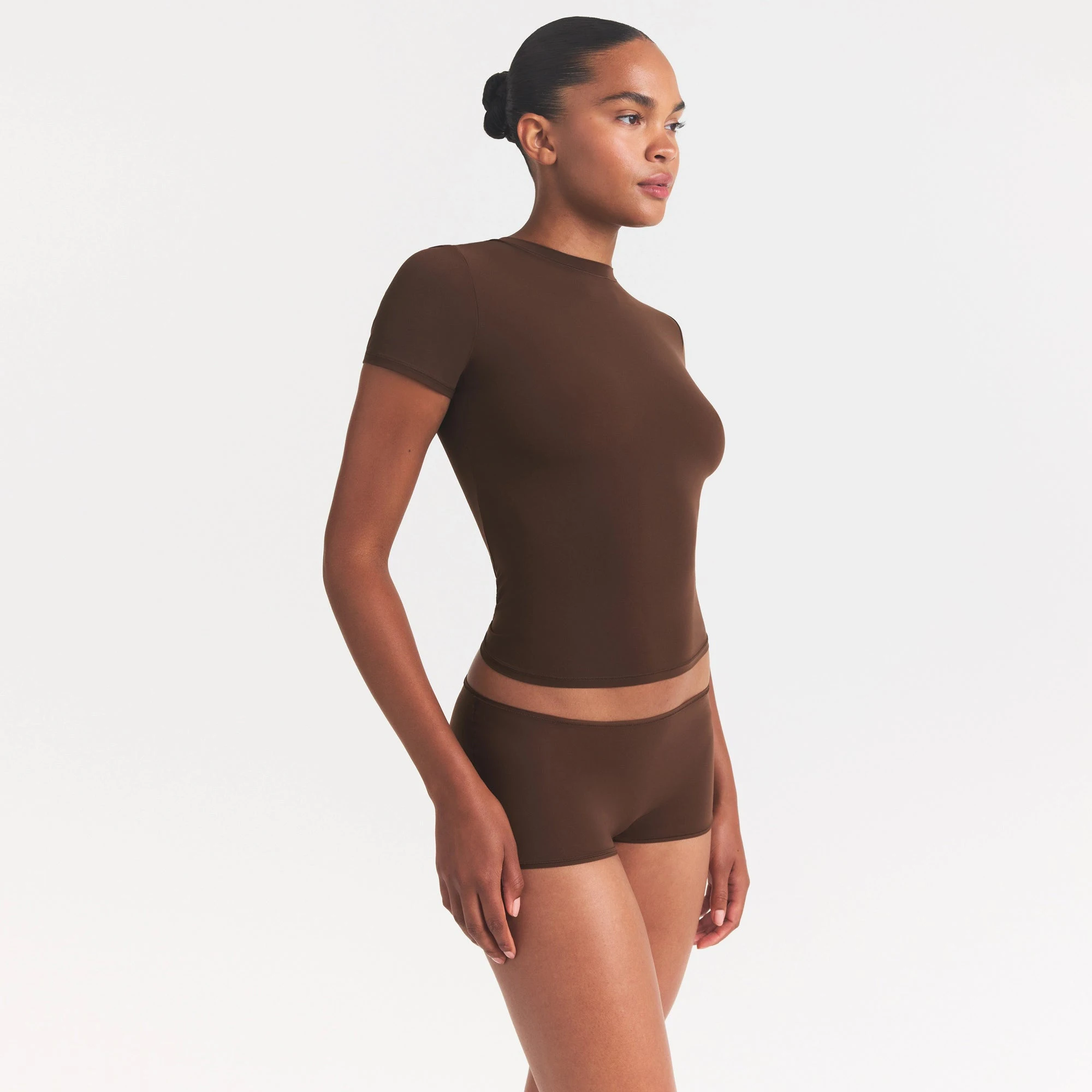 FITS EVERYBODY T-SHIRT | COCOA ON A MODEL SIDE VIEW @ | FOCUS: 0.0, 1.0, 0.9