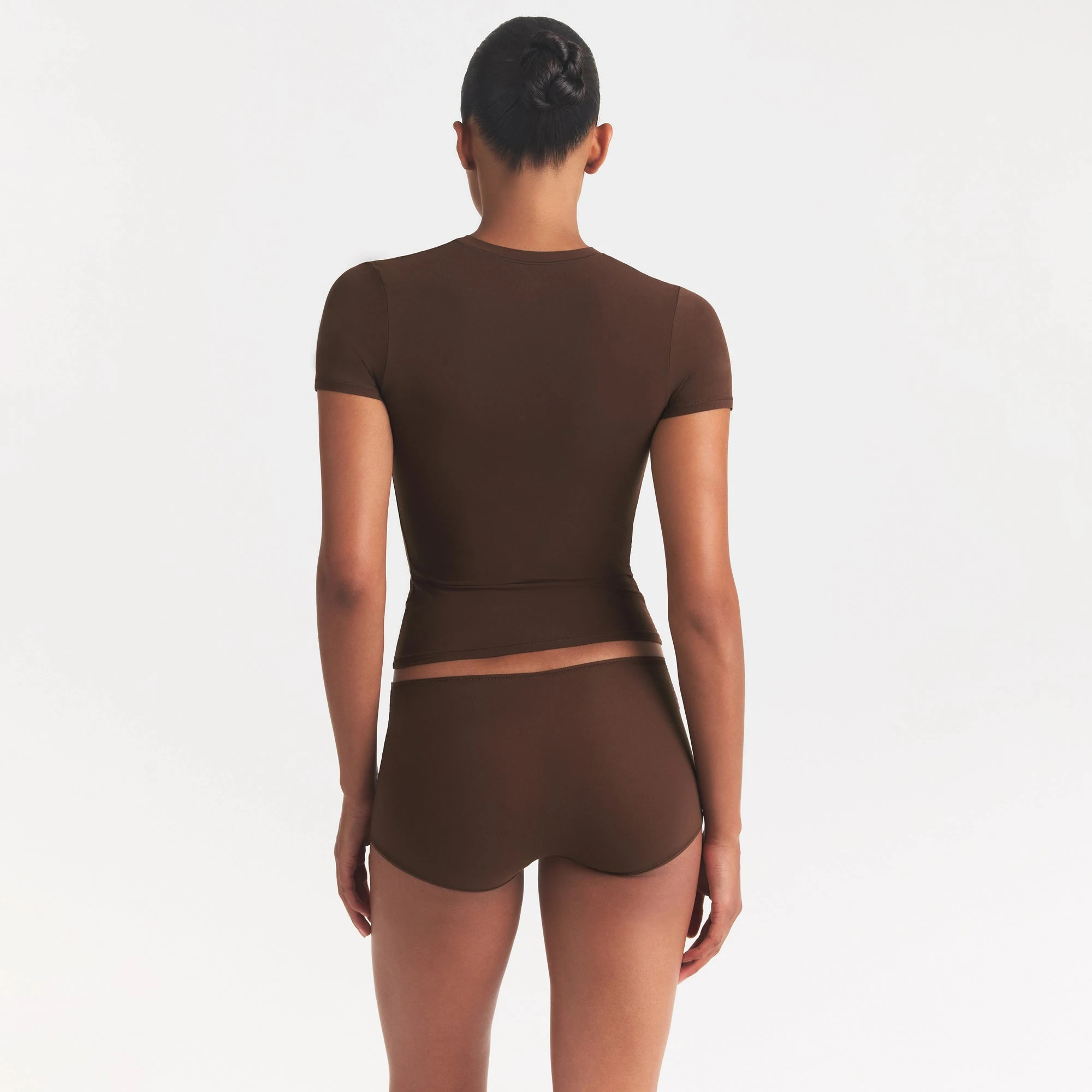FITS EVERYBODY T-SHIRT | COCOA ON A MODEL SIDE VIEW @ | FOCUS: 0.0, 1.0, 0.9