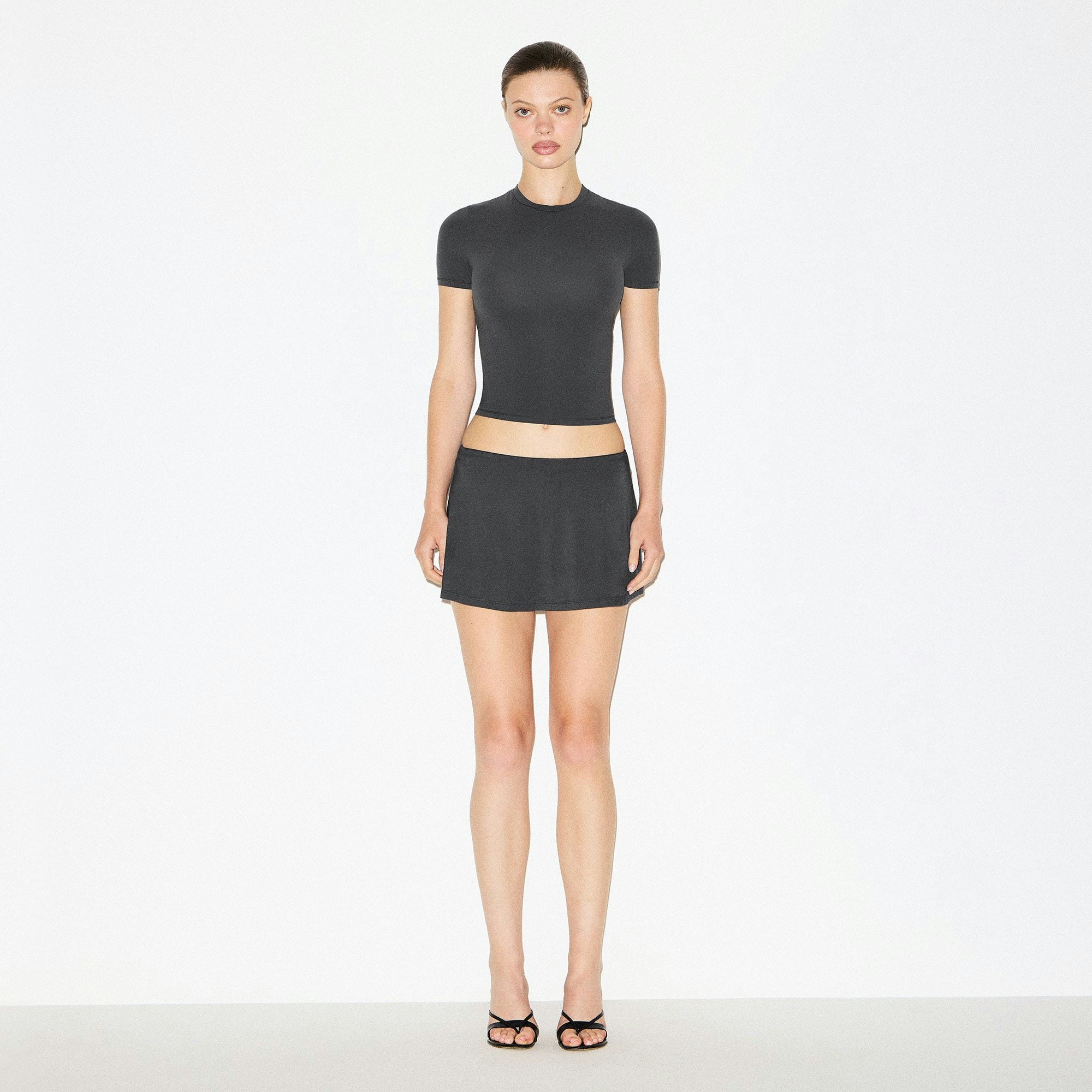 FITS EVERYBODY T-SHIRT | GRAPHITE ON A MODEL FRONT VIEW @ | FOCUS: 0.0, 1.0, 0.9