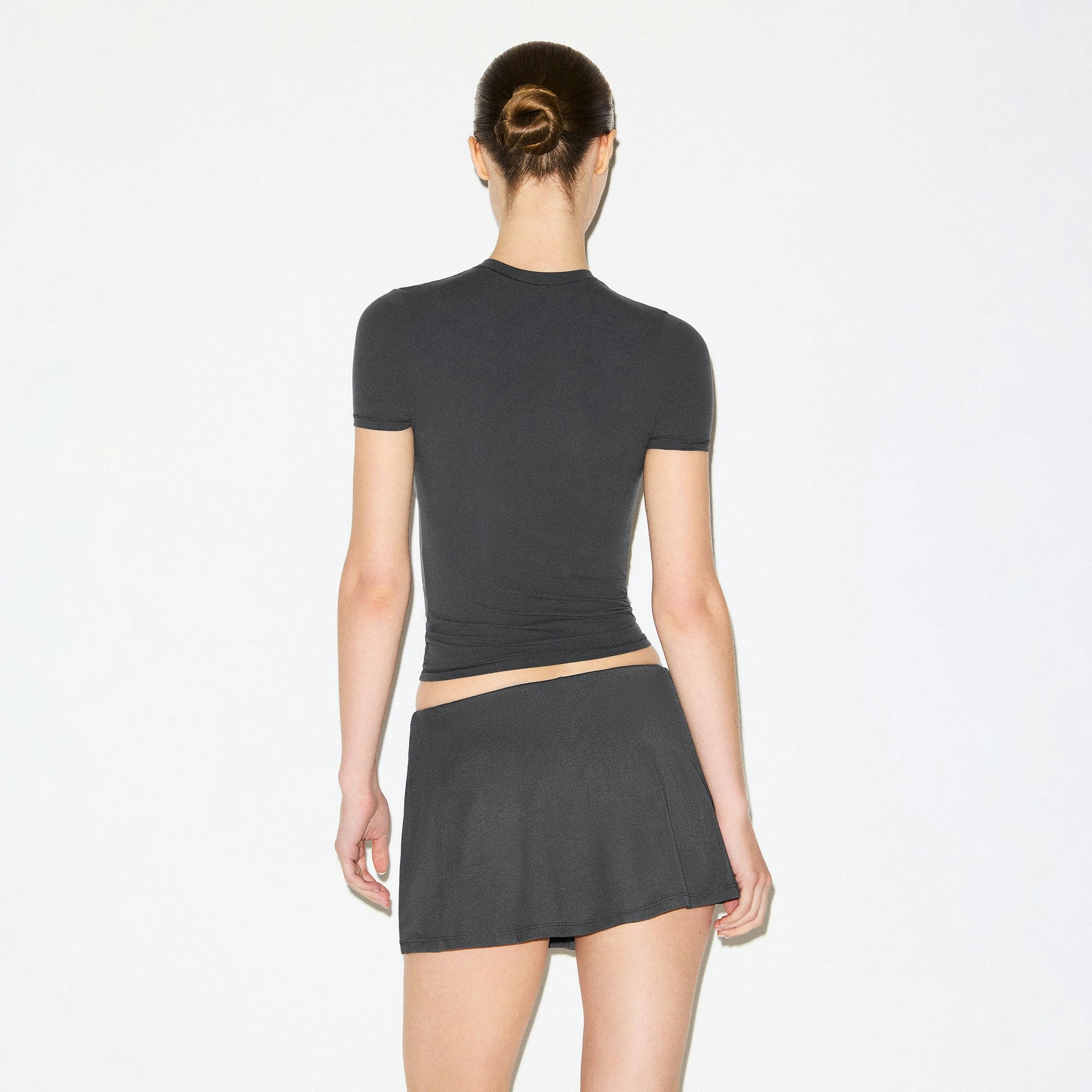FITS EVERYBODY T-SHIRT | GRAPHITE ON A MODEL BACK VIEW @ | FOCUS: 0.0, 1.0, 0.9