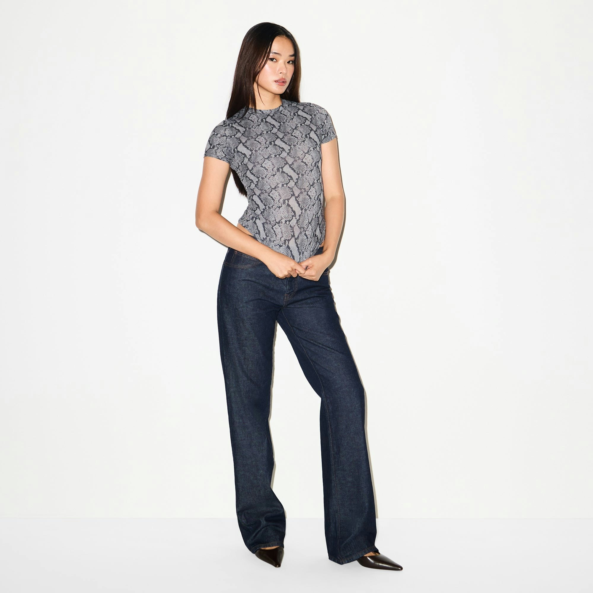 FITS EVERYBODY T-SHIRT | SHADOW SNAKE PRINT ON A MODEL FRONT VIEW @ | FOCUS: 0.0, 1.0, 0.9