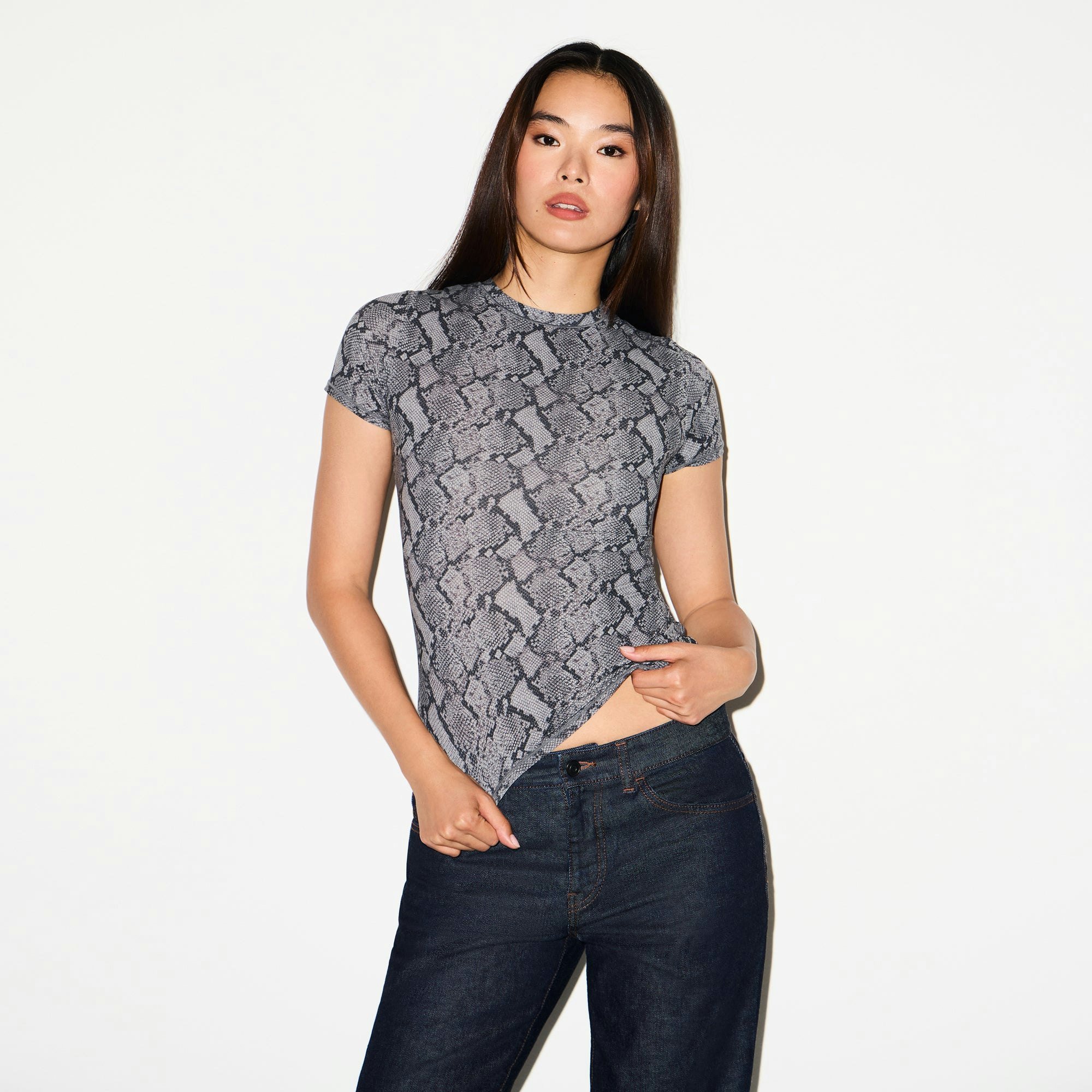 FITS EVERYBODY T-SHIRT | SHADOW SNAKE PRINT ON A MODEL SIDE VIEW @ | FOCUS: 0.0, 1.0, 0.9