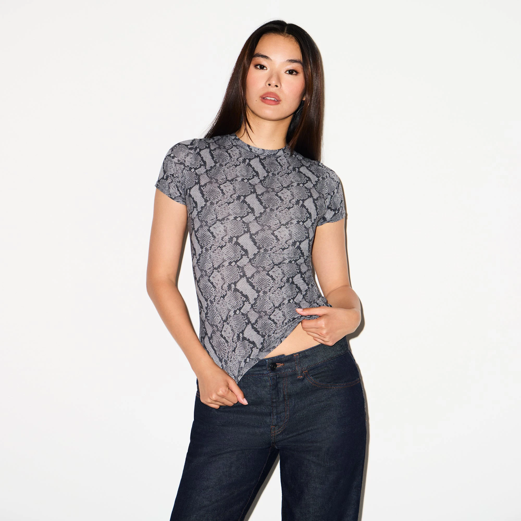 FITS EVERYBODY T-SHIRT | SHADOW SNAKE PRINT ON A MODEL SIDE VIEW @ | FOCUS: 0.0, 1.0, 0.9