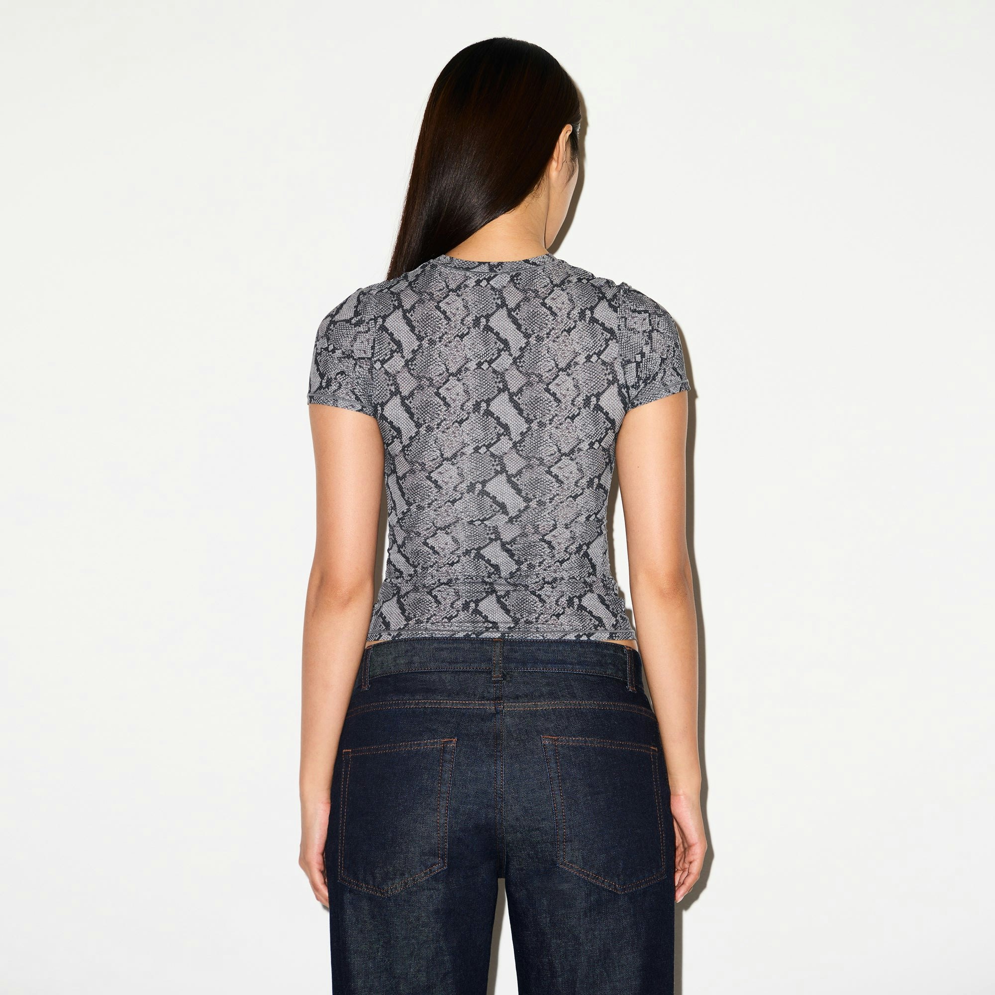 FITS EVERYBODY T-SHIRT | SHADOW SNAKE PRINT ON A MODEL SIDE VIEW @ | FOCUS: 0.0, 1.0, 0.9