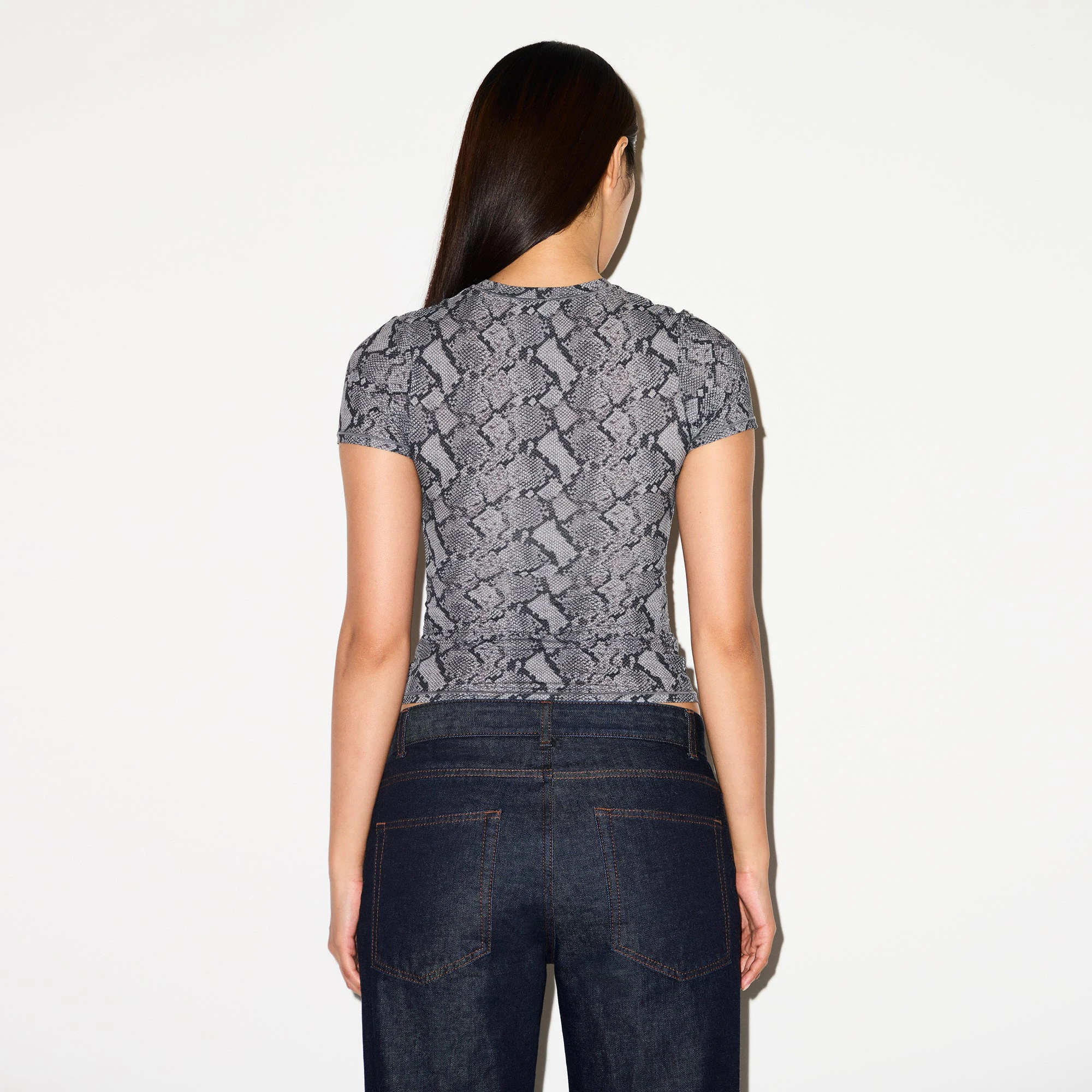 FITS EVERYBODY T-SHIRT | SHADOW SNAKE PRINT ON A MODEL SIDE VIEW @ | FOCUS: 0.0, 1.0, 0.9