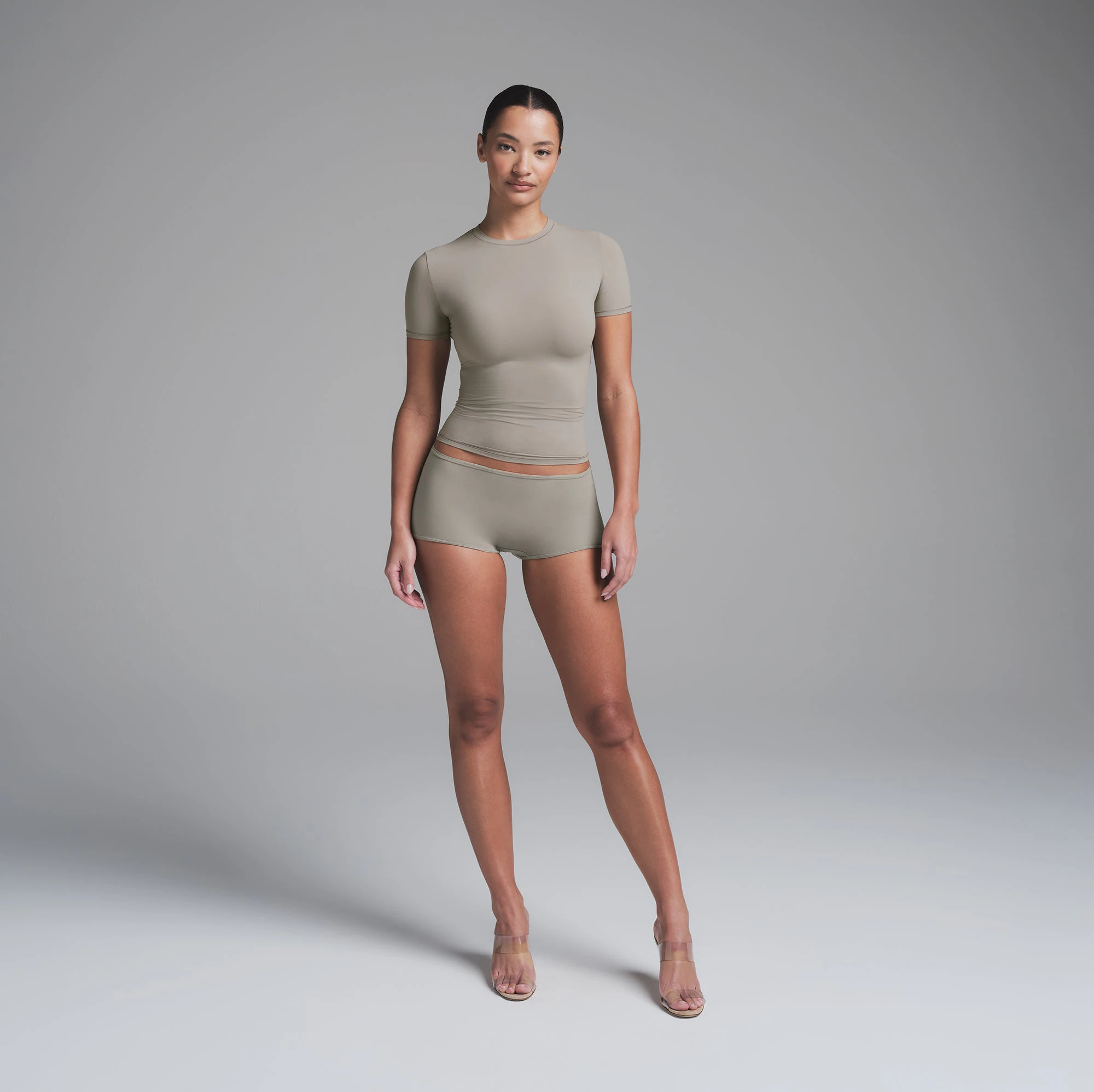 FITS EVERYBODY T-SHIRT | SMOKE ON A MODEL FRONT VIEW | FOCUS: 0.0, 1.0, 0.9