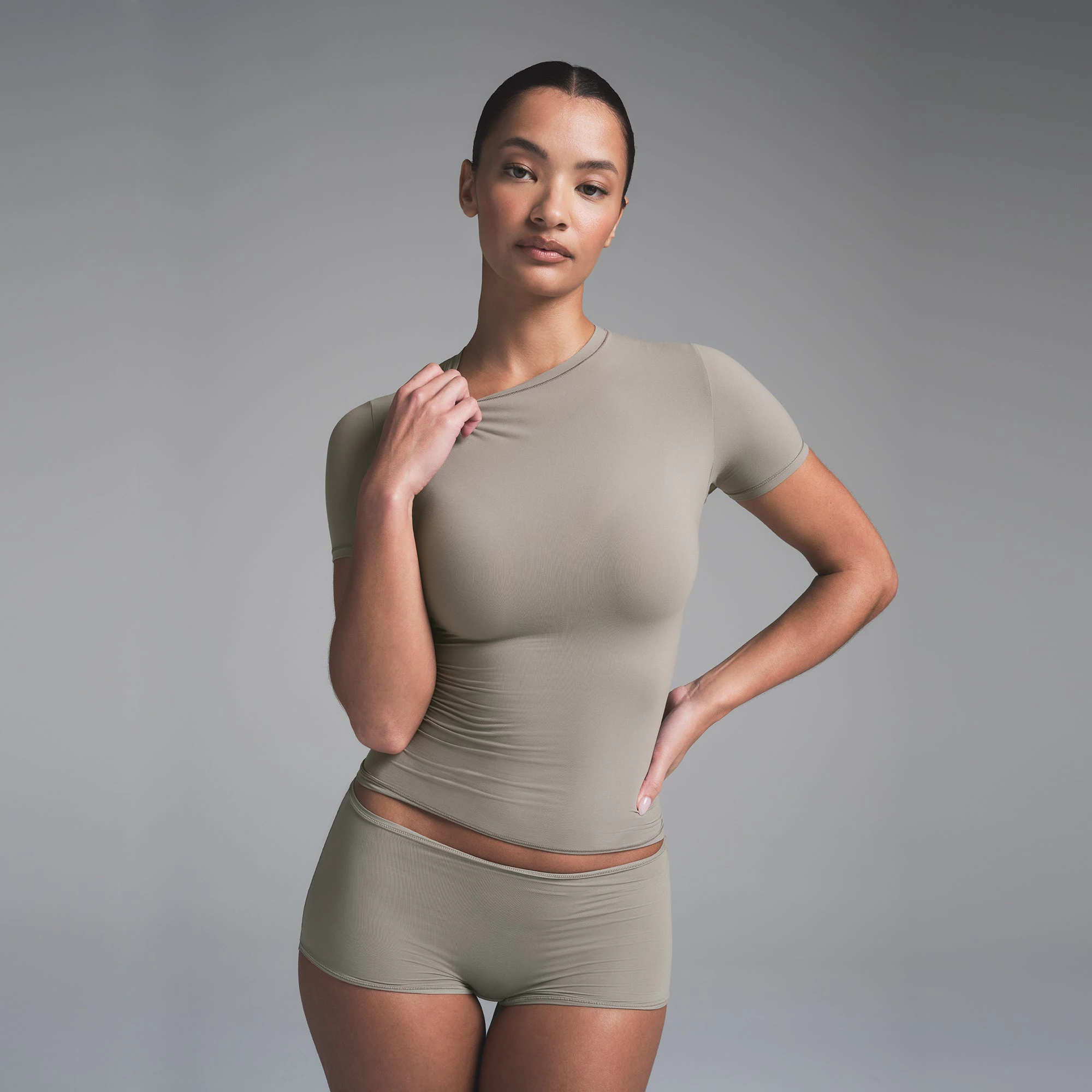 FITS EVERYBODY T-SHIRT | SMOKE ON A MODEL FRONT VIEW | FOCUS: 0.0, 1.0, 0.9