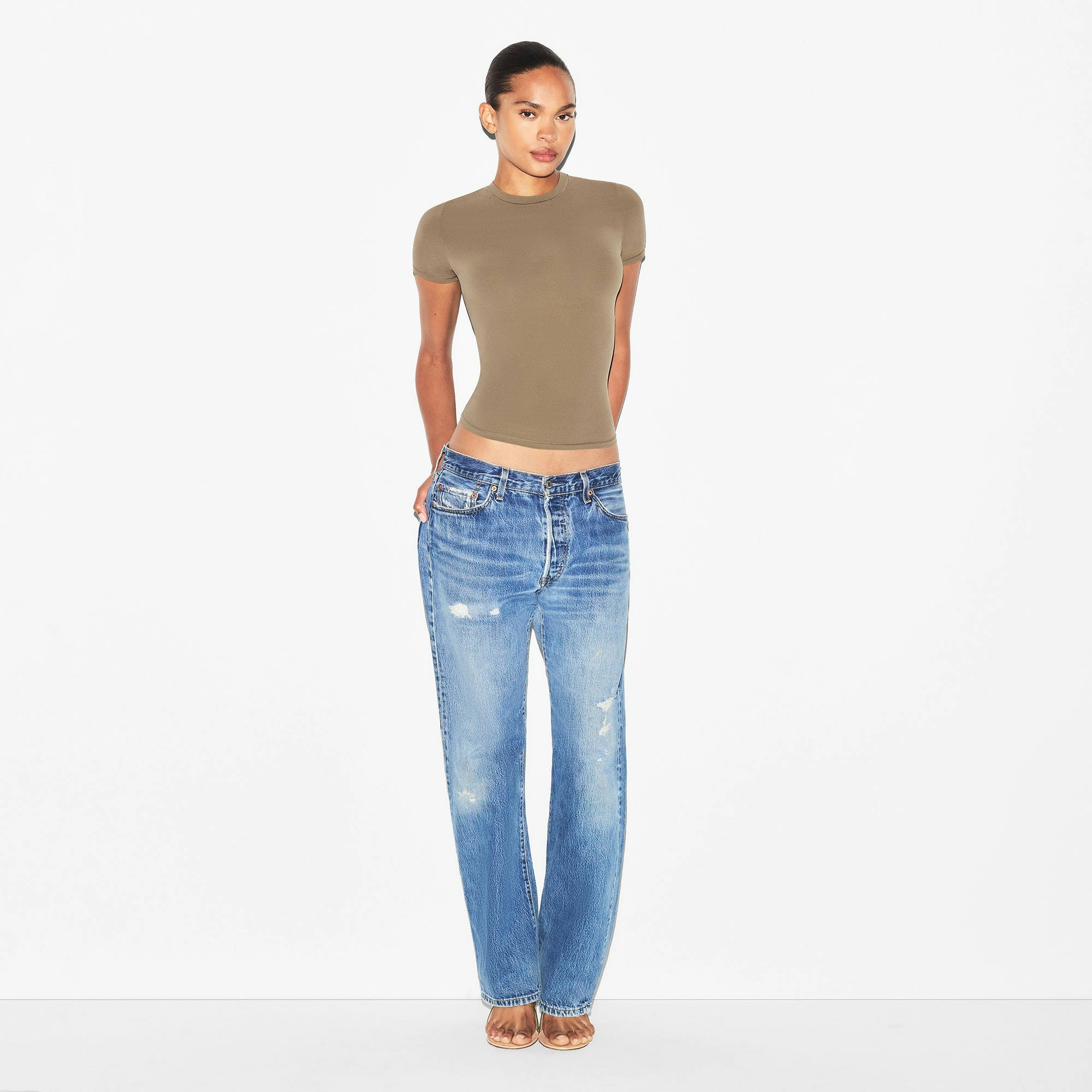 FITS EVERYBODY T-SHIRT | TRUFFLE ON A MODEL FRONT VIEW | FOCUS: 0.0, 1.0, 0.9