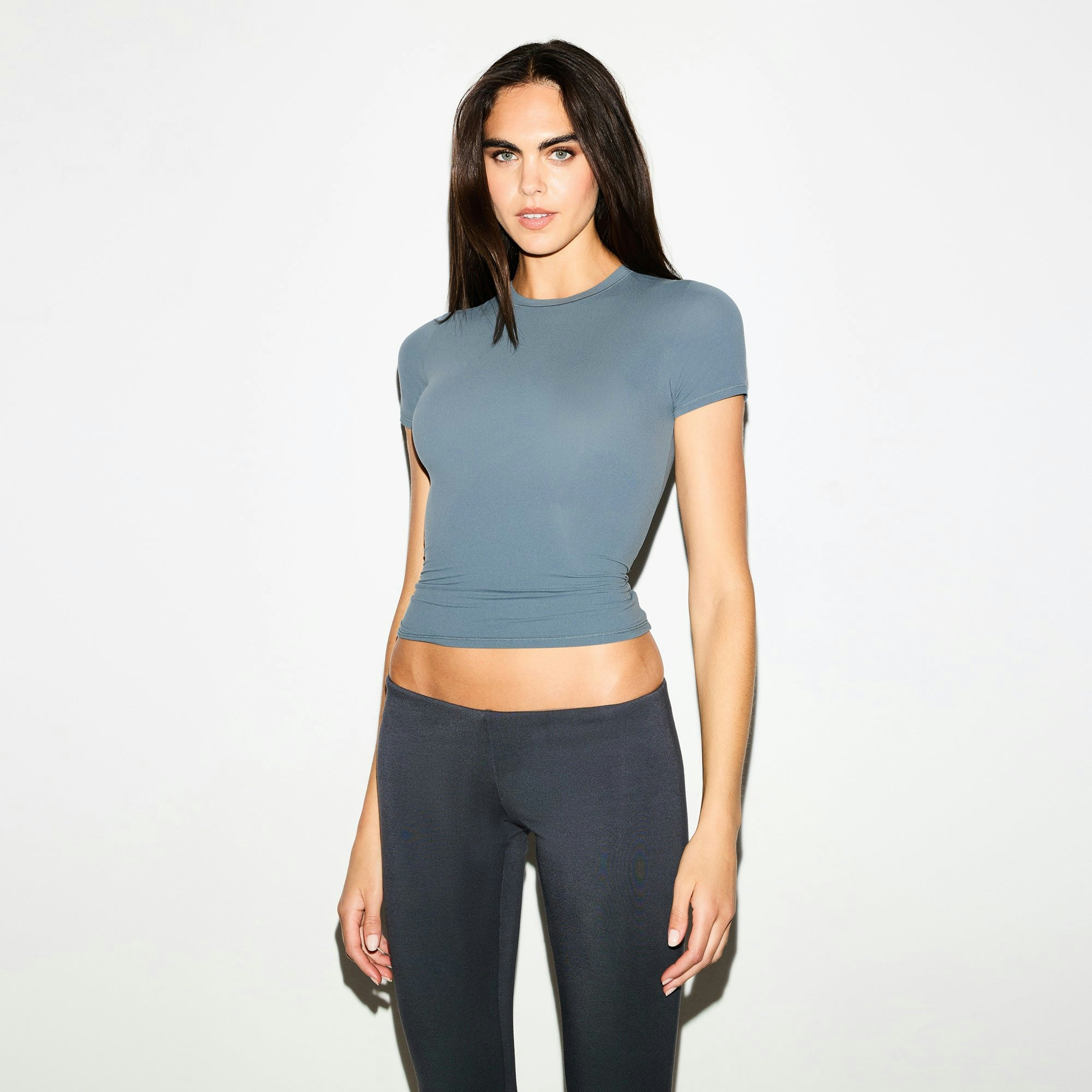 FITS EVERYBODY T-SHIRT | ZIRCON ON A MODEL SIDE VIEW @ | FOCUS: 0.0, 1.0, 0.9