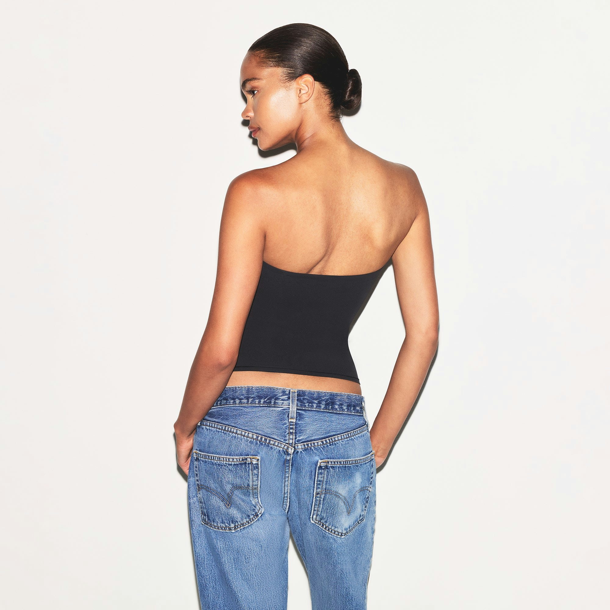 FITS EVERYBODY TUBE TOP | ONYX ON A MODEL BACK VIEW | FOCUS: 0.0, 1.0, 0.9