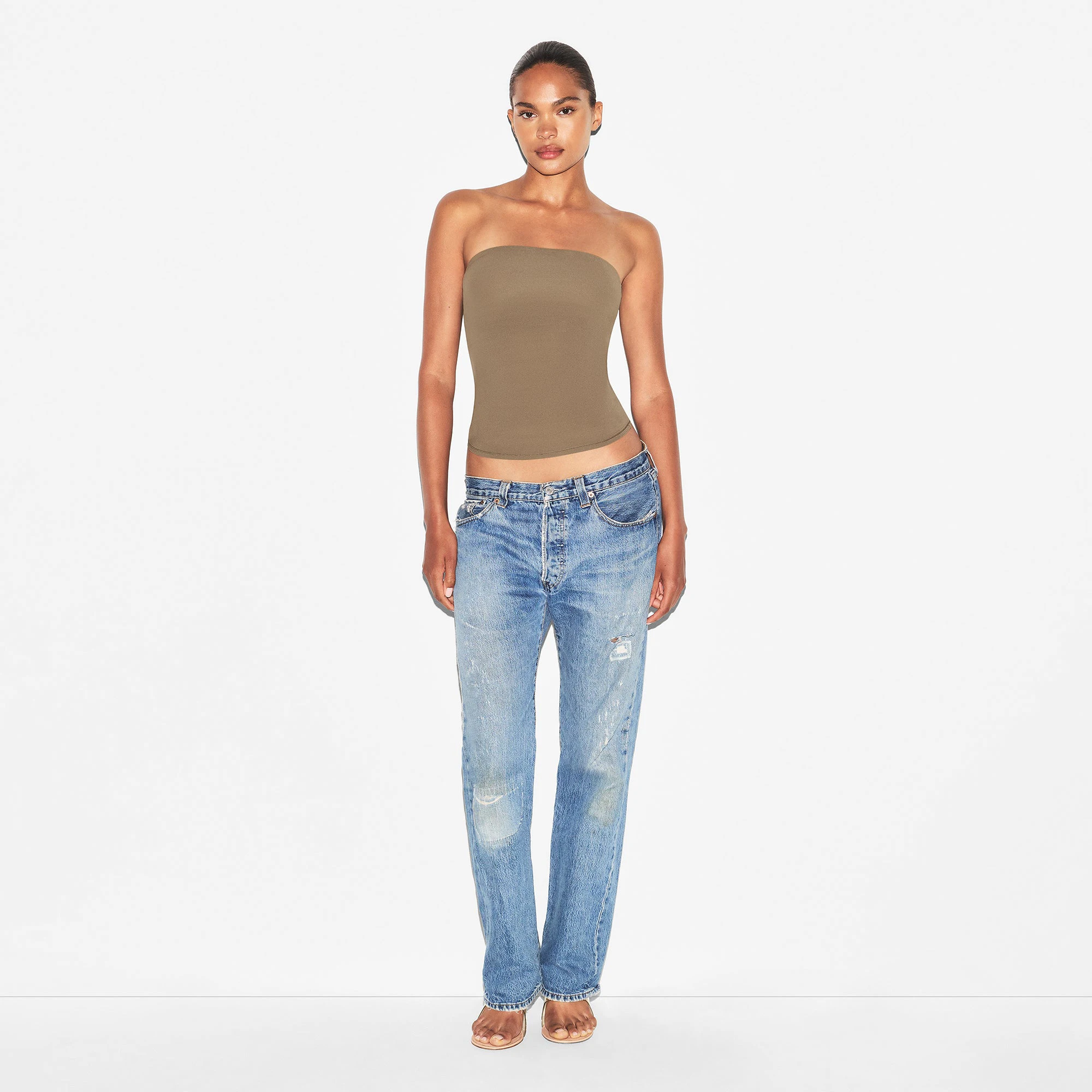 FITS EVERYBODY TUBE TOP | TRUFFLE ON A MODEL FRONT VIEW | FOCUS: 0.0, 1.0, 0.9