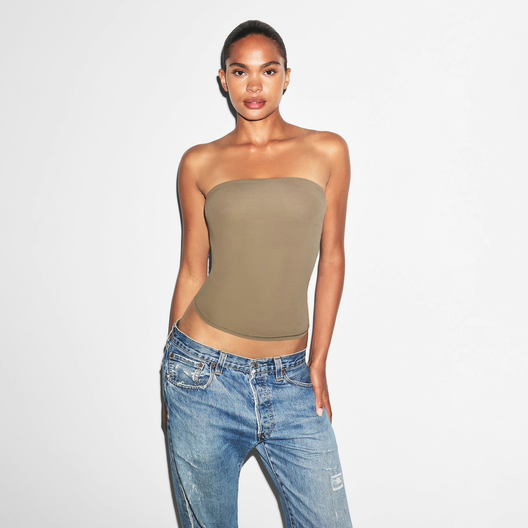 FITS EVERYBODY TUBE TOP | TRUFFLE ON A MODEL FRONT VIEW | FOCUS: 0.0, 1.0, 0.9